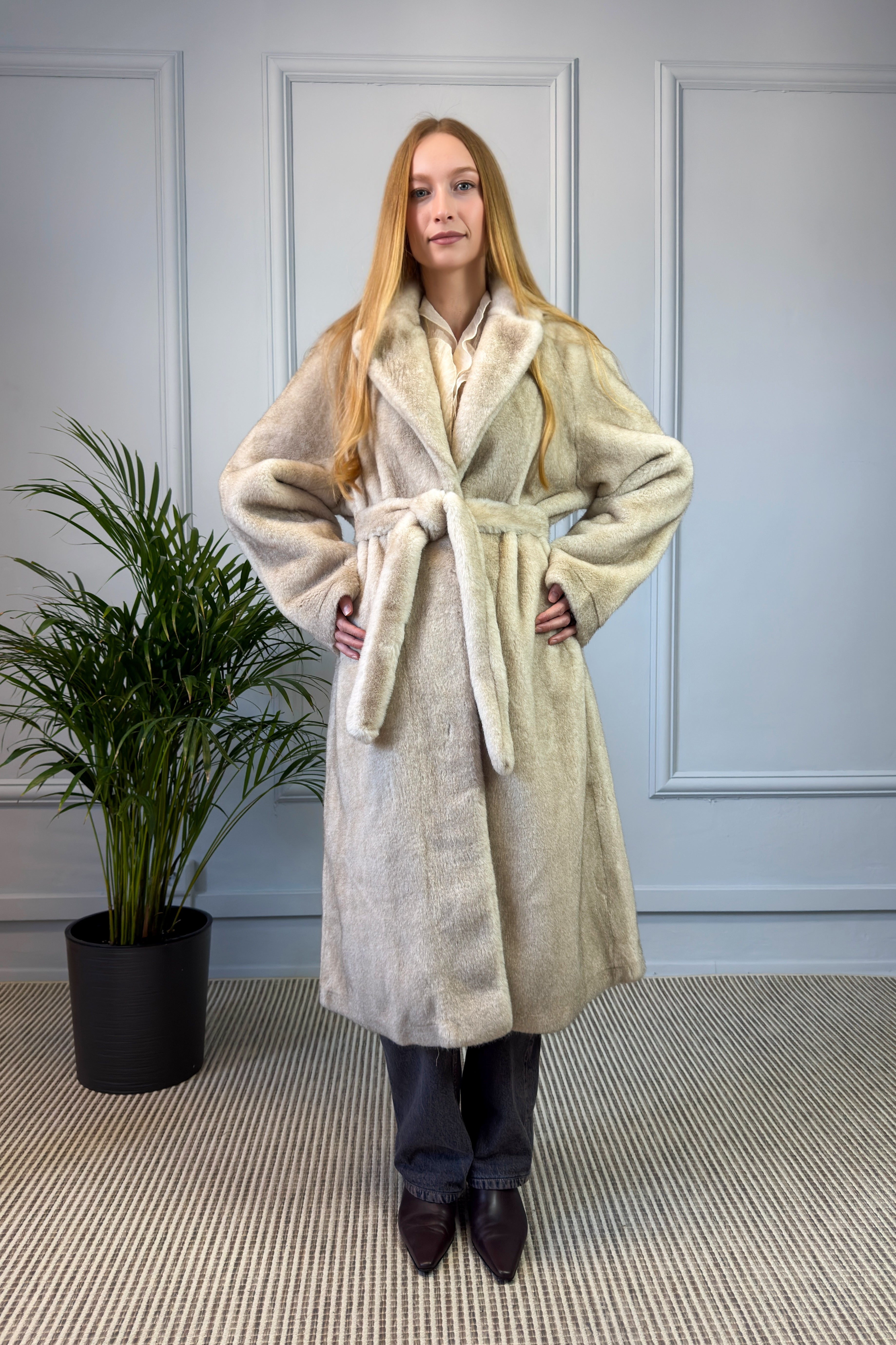 Klasyczne futro wiązane w talii beżowe