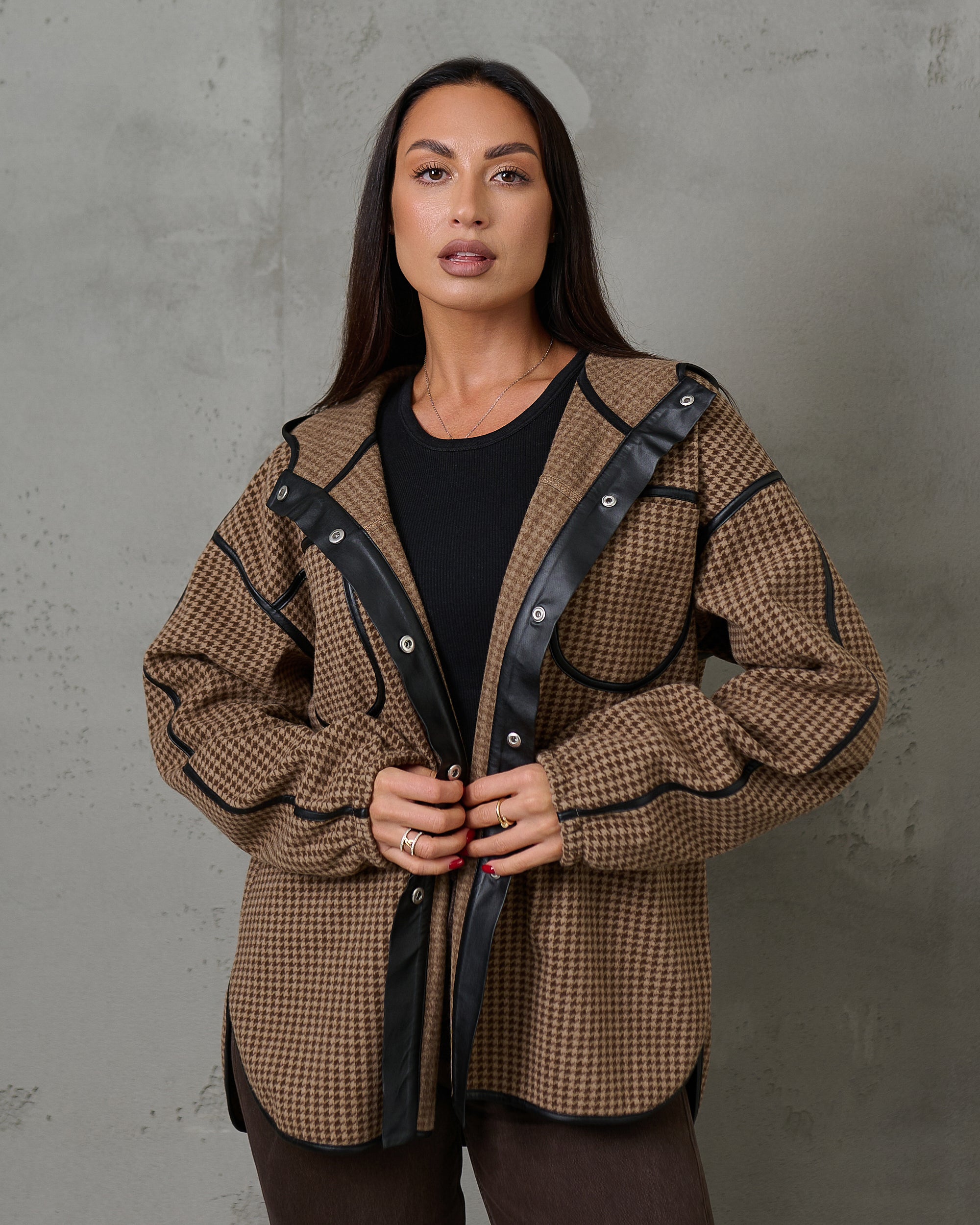 Kurtka koszulowa z kapturem w pepitkę (brązowa) – oversize