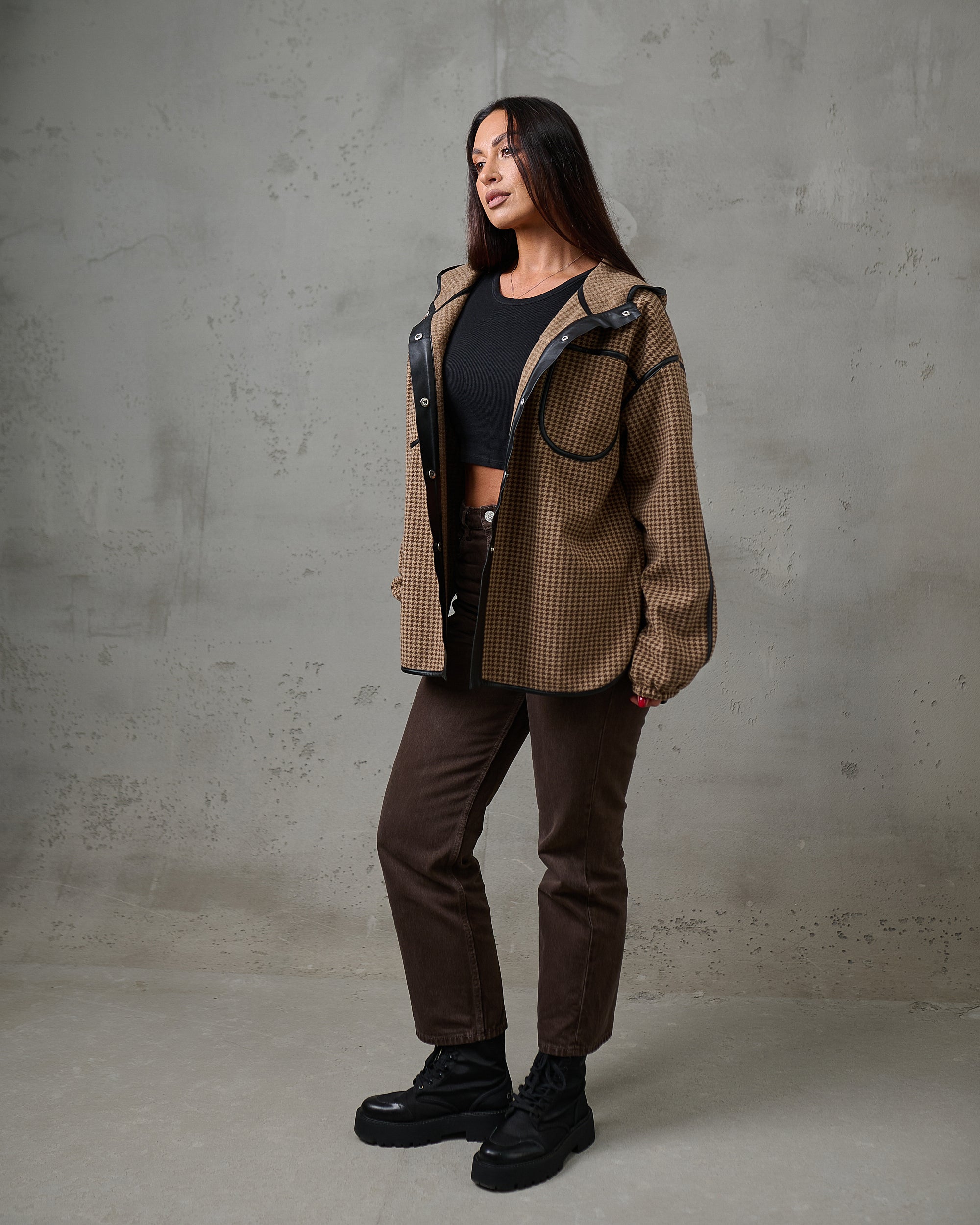 Kurtka koszulowa z kapturem w pepitkę (brązowa) – oversize