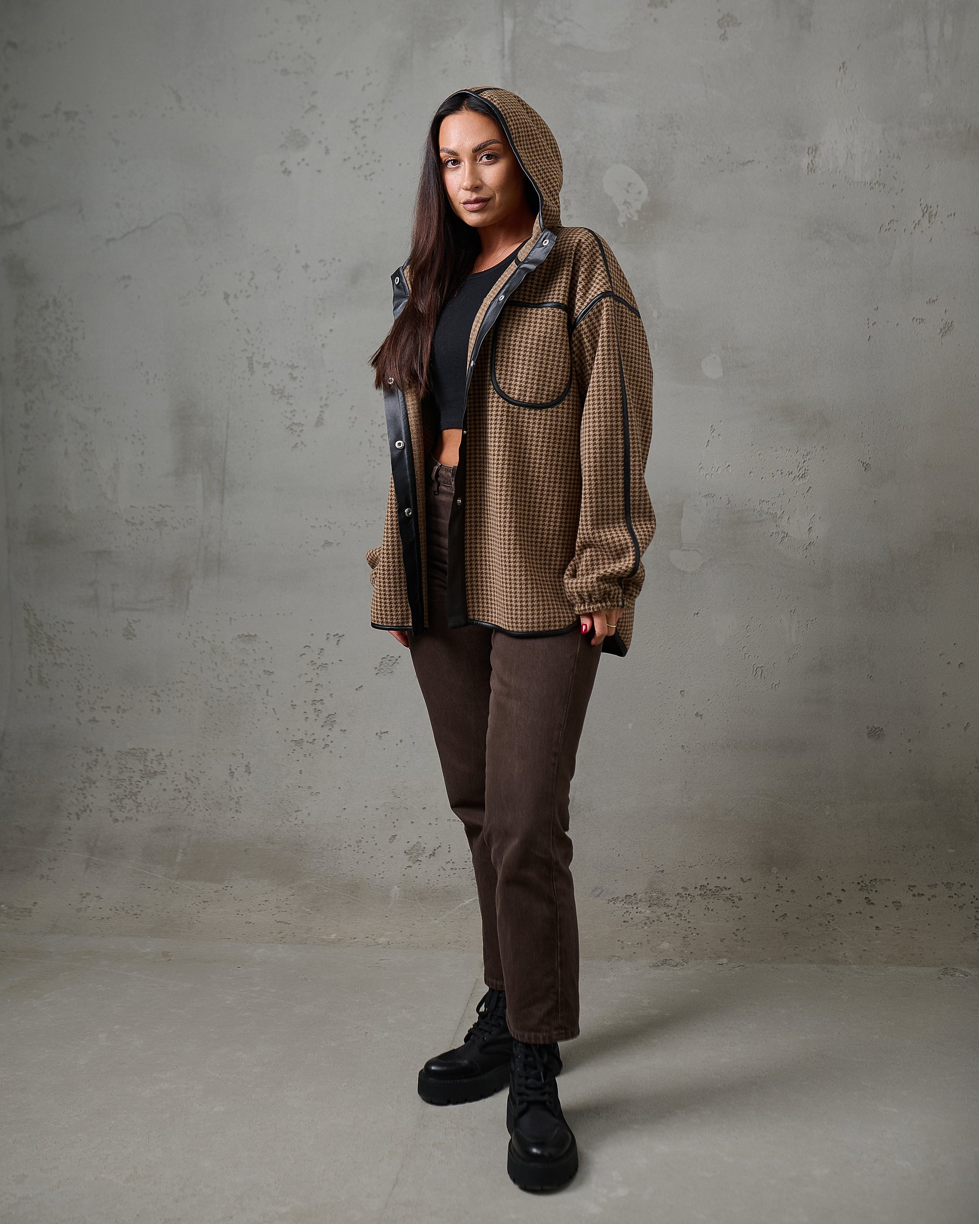 Kurtka koszulowa z kapturem w pepitkę (brązowa) – oversize