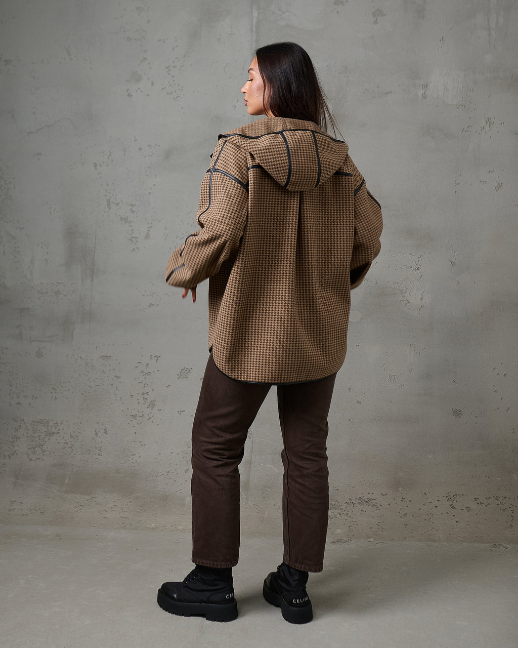 Kurtka koszulowa z kapturem w pepitkę (brązowa) – oversize