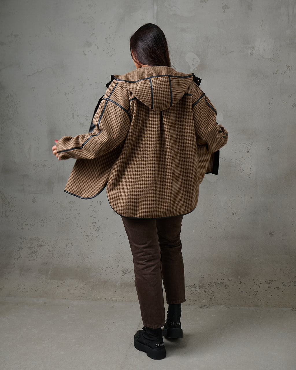 Kurtka koszulowa z kapturem w pepitkę (brązowa) – oversize