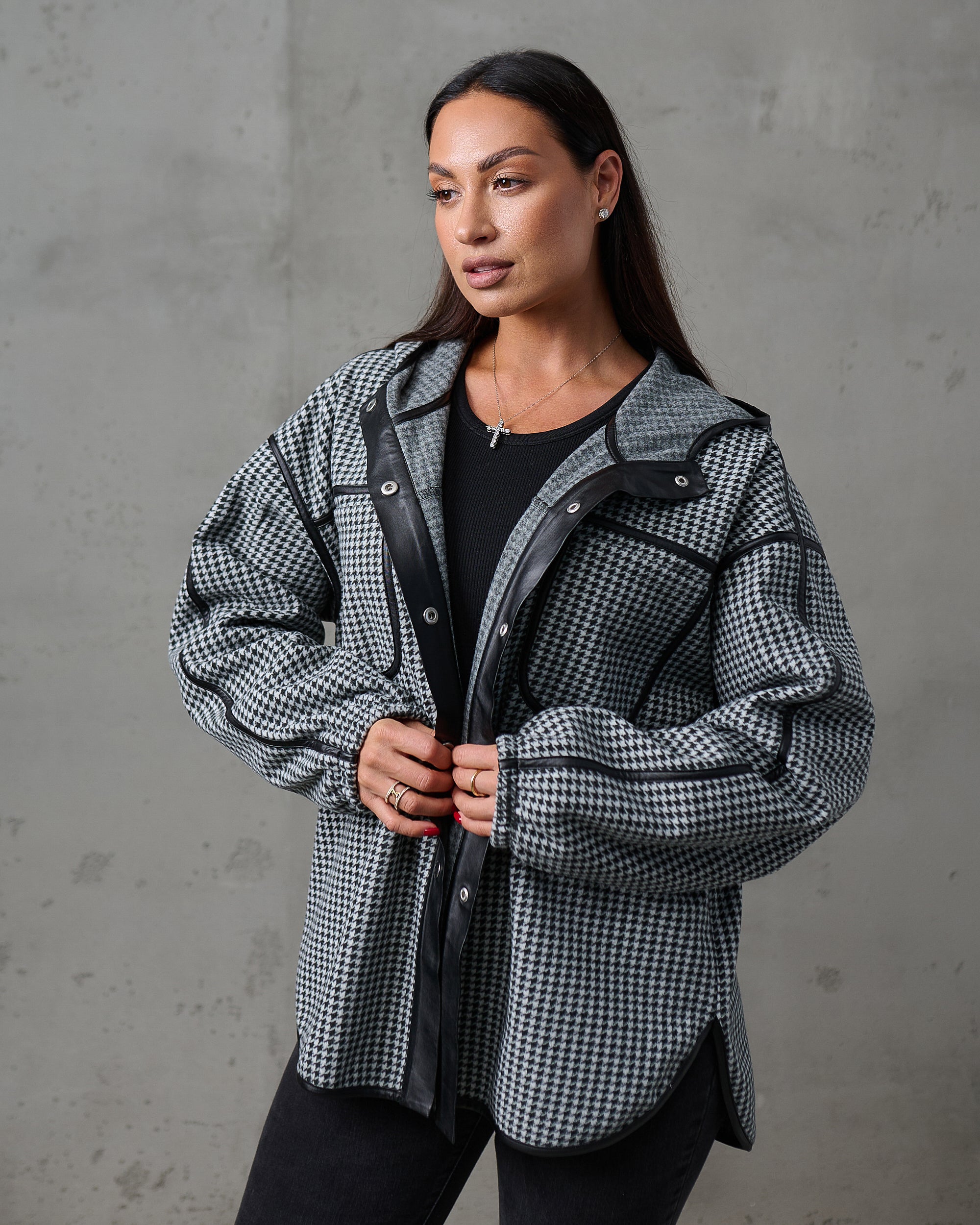 Kurtka koszulowa z kapturem w pepitkę (oversize)