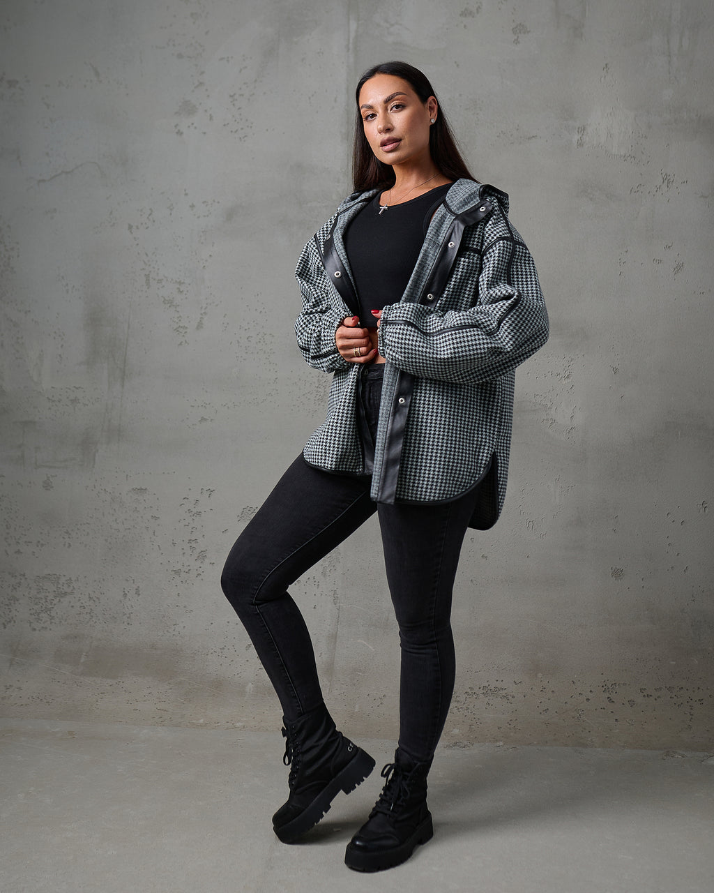 Kurtka koszulowa z kapturem w pepitkę (oversize)