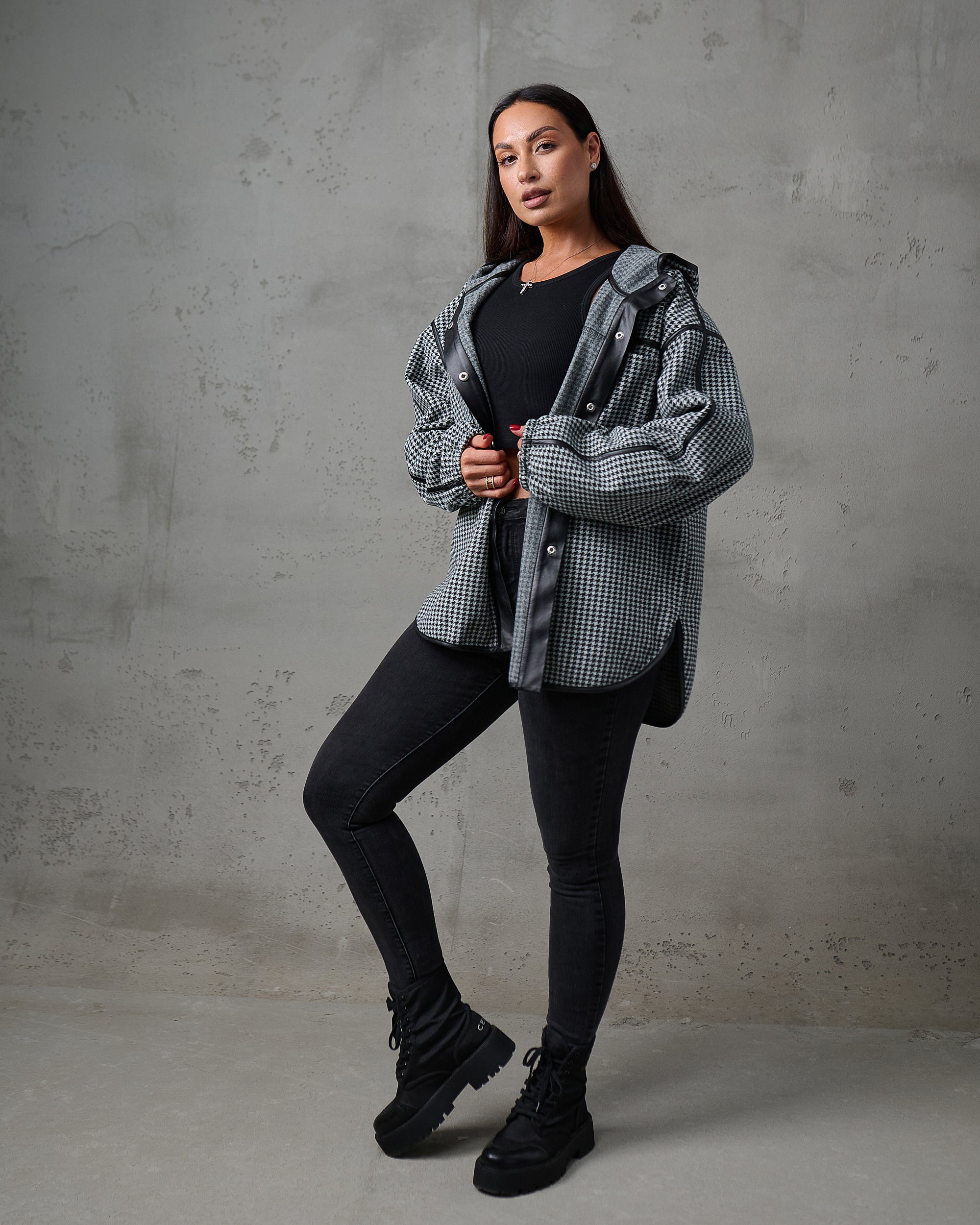 Kurtka koszulowa z kapturem w pepitkę (oversize)