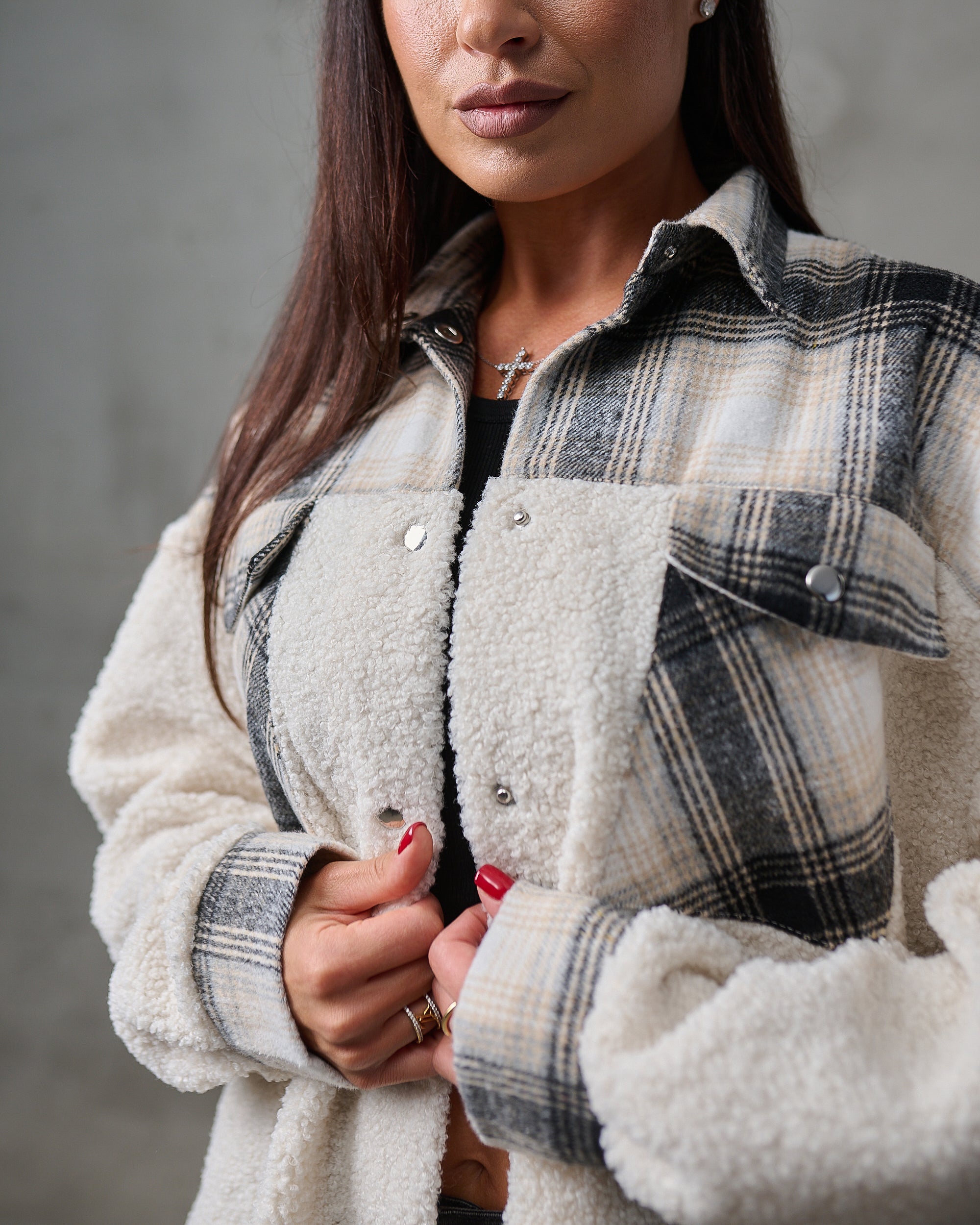 Kurtka-koszula teddy w kratę – szaro-beżowa