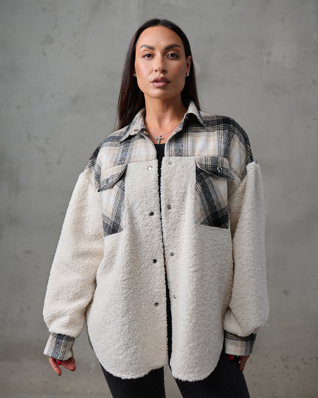 Kurtka-koszula teddy w kratę – szaro-beżowa