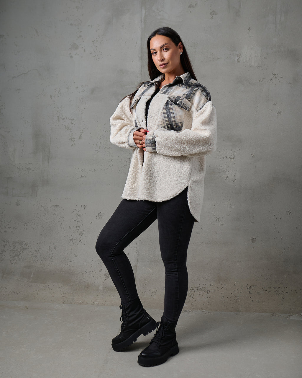 Kurtka-koszula teddy w kratę – szaro-beżowa
