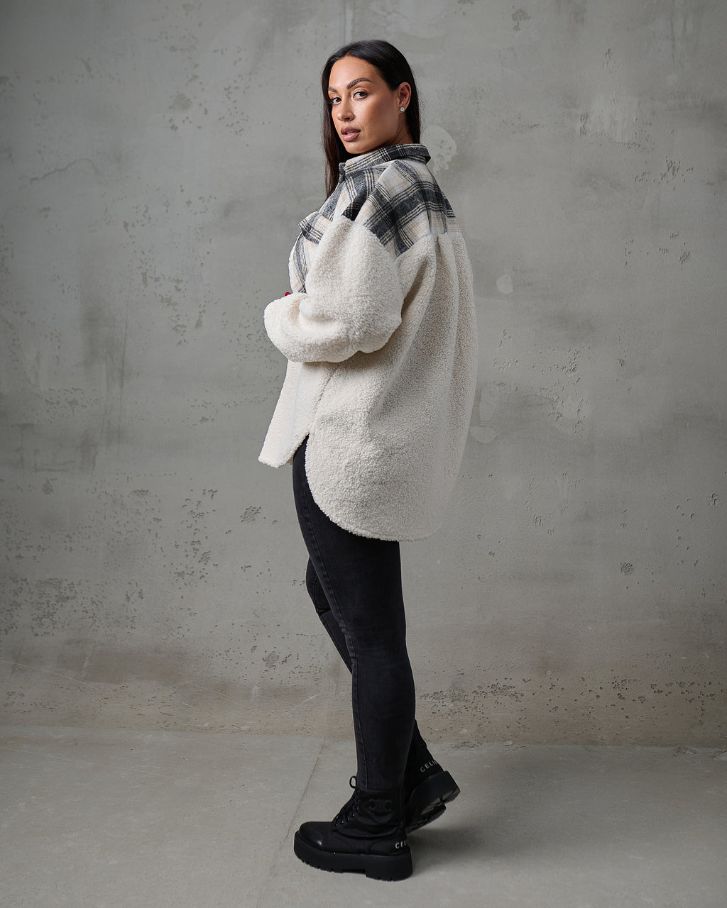 Kurtka-koszula teddy w kratę – szaro-beżowa