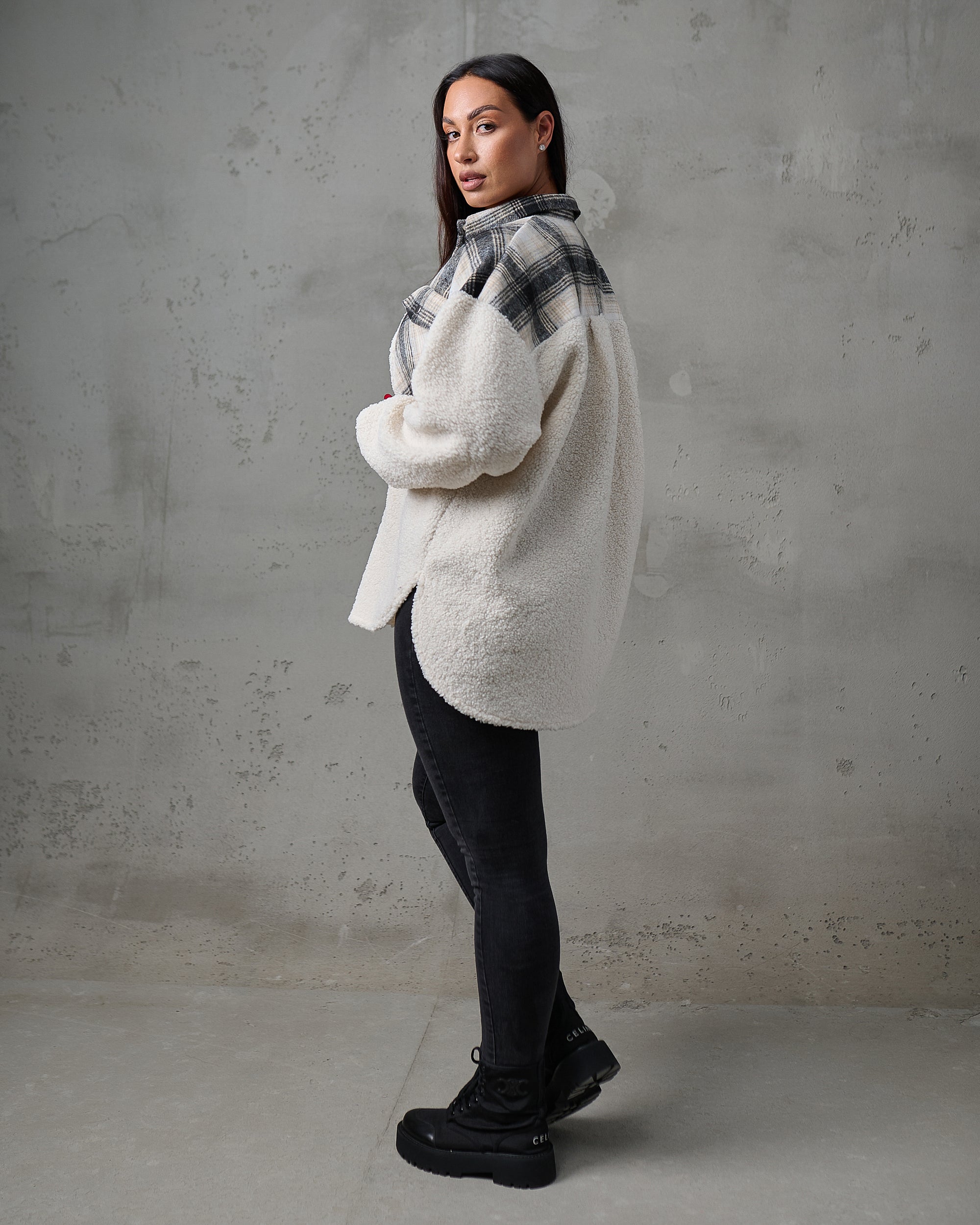 Kurtka-koszula teddy w kratę – szaro-beżowa