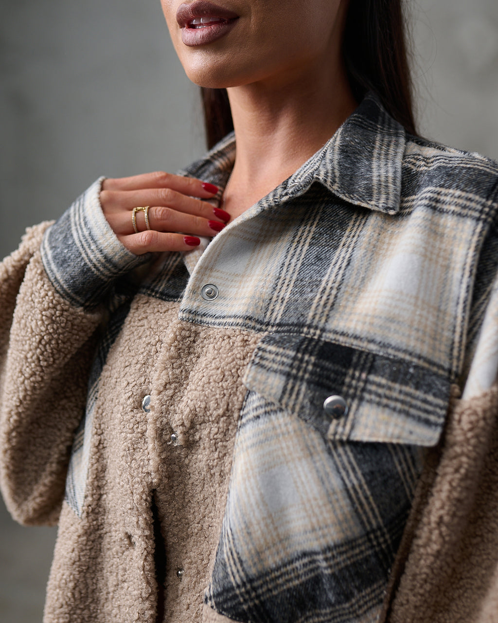Kurtka koszulowa teddy w kratę – beż / szaro-kremowa