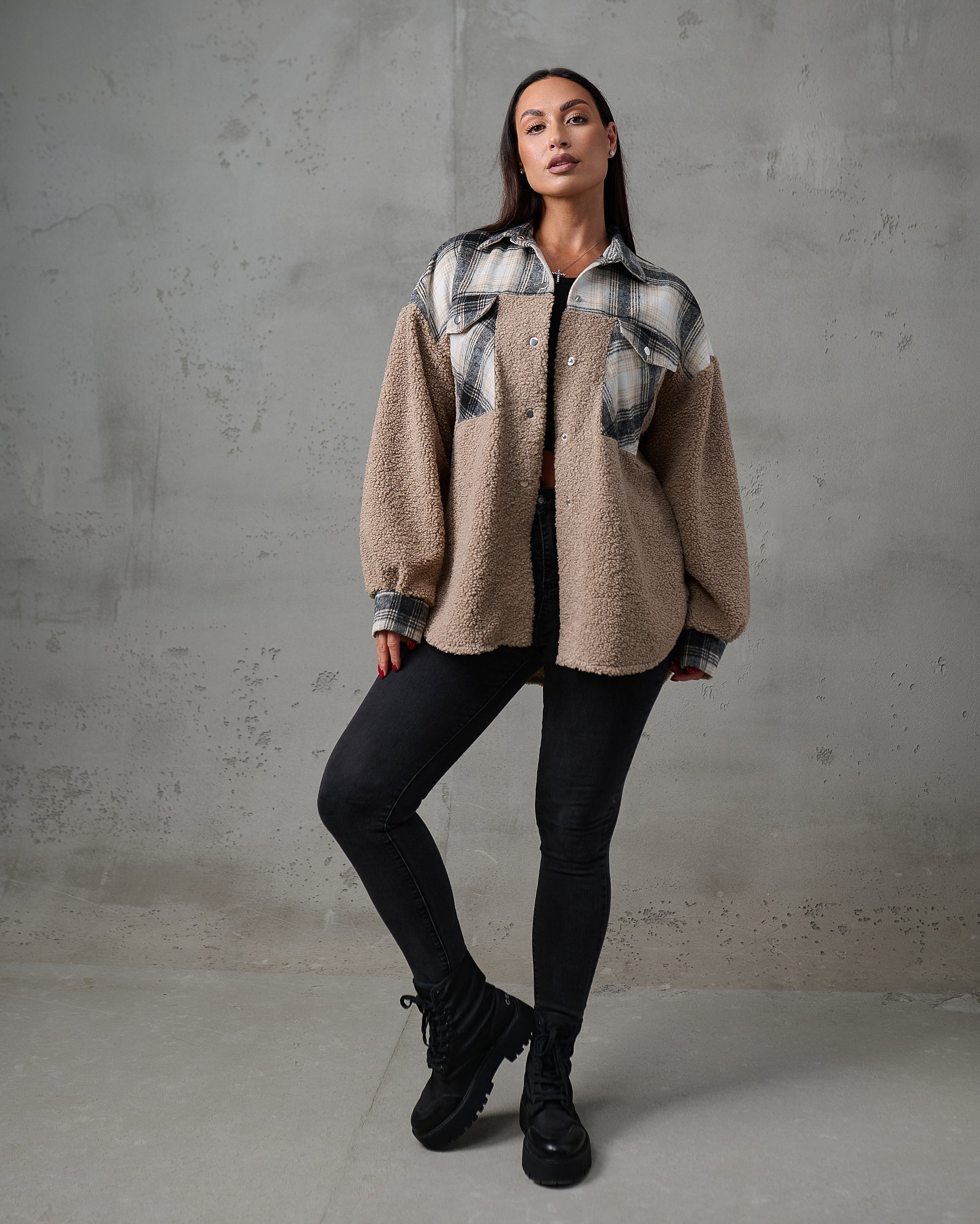 Kurtka koszulowa teddy w kratę – beż / szaro-kremowa