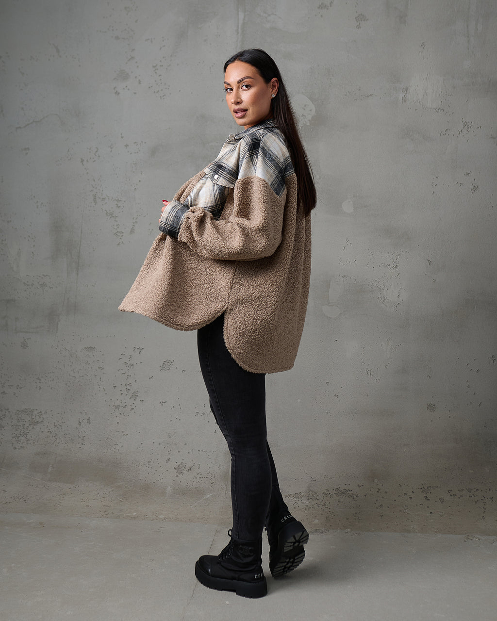 Kurtka koszulowa teddy w kratę – beż / szaro-kremowa