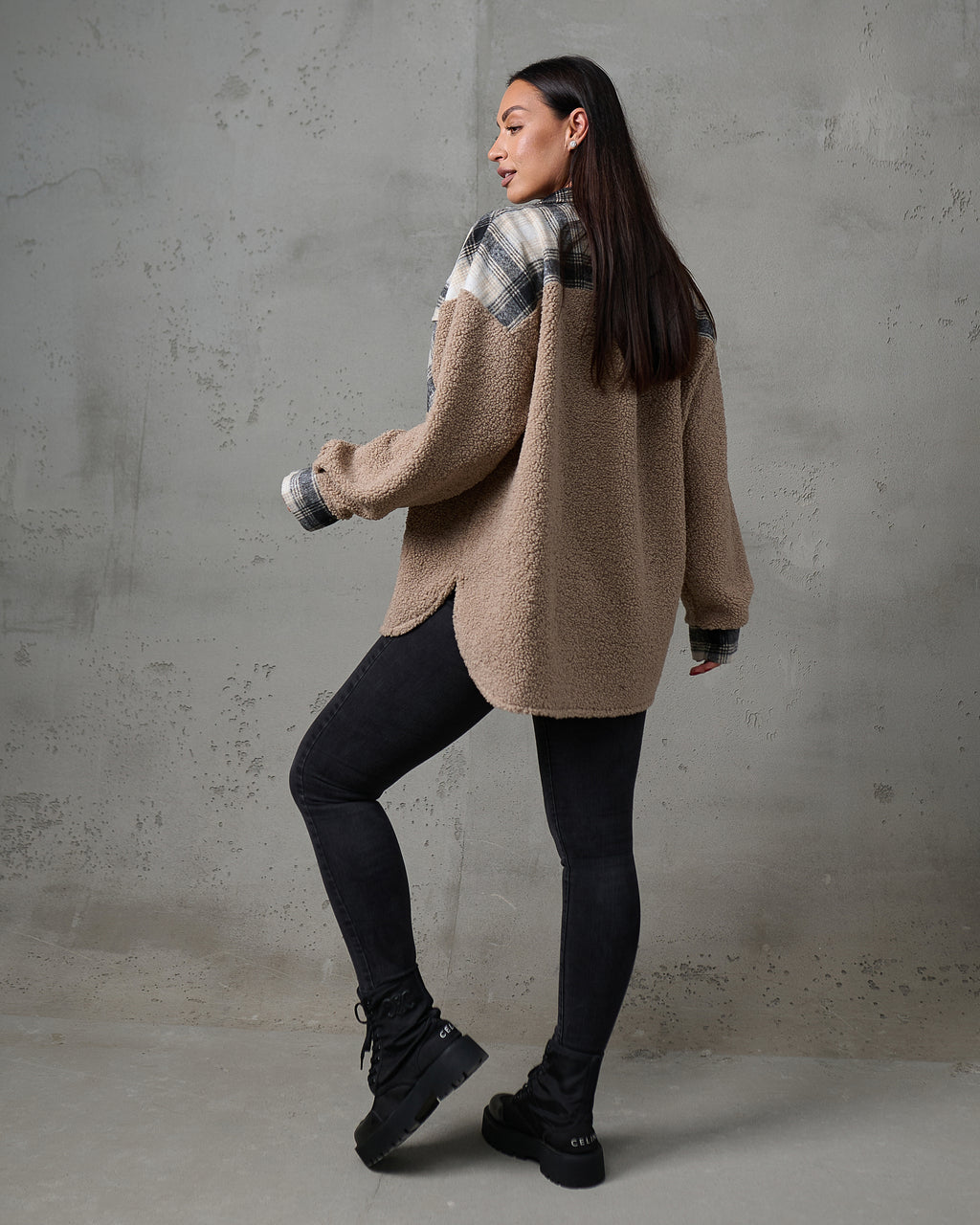 Kurtka koszulowa teddy w kratę – beż / szaro-kremowa