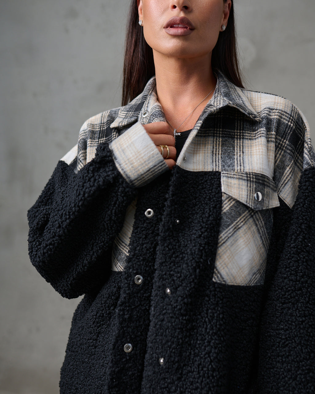 Kurtka koszulowa teddy w kratę – czarna