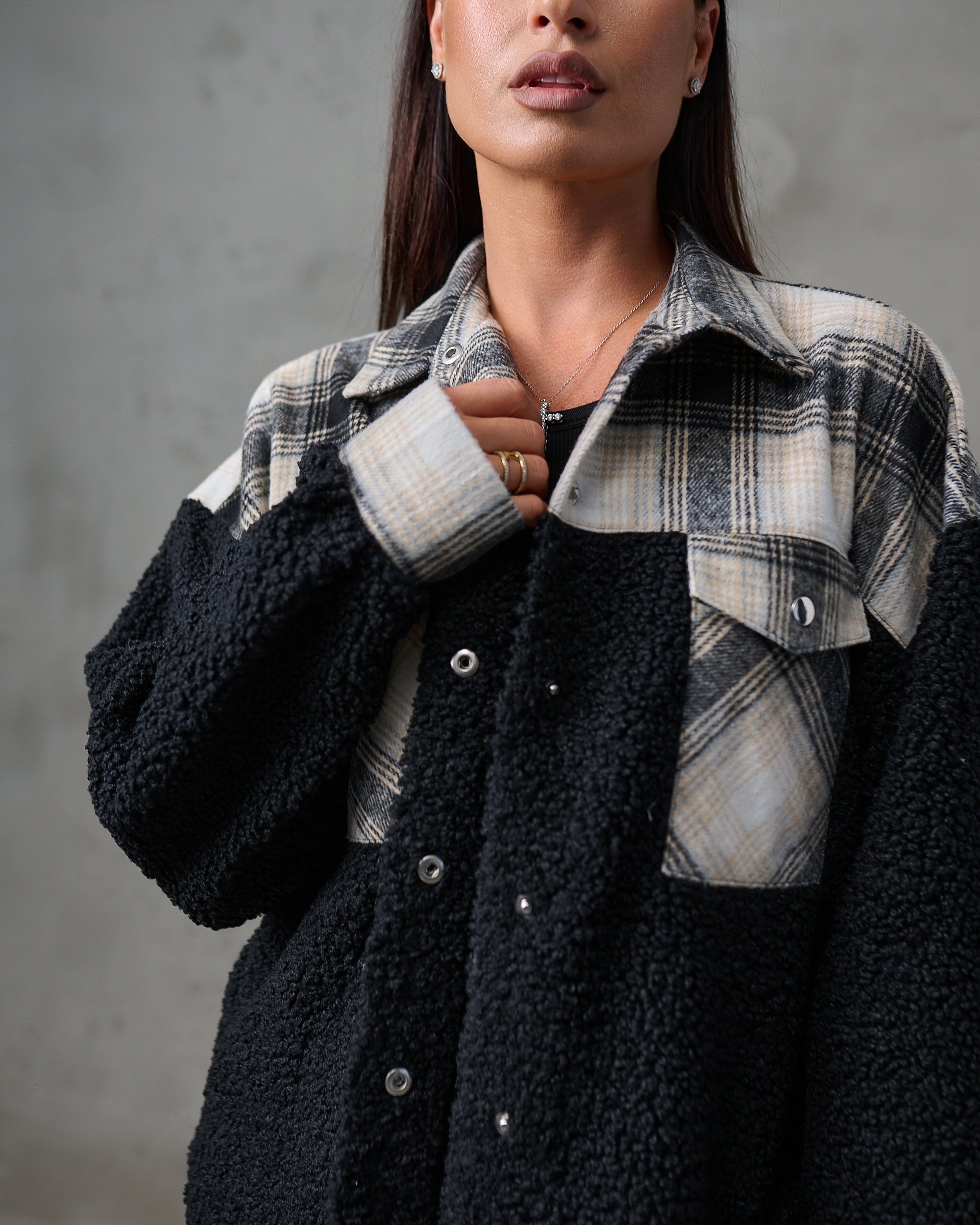 Kurtka koszulowa teddy w kratę – czarna
