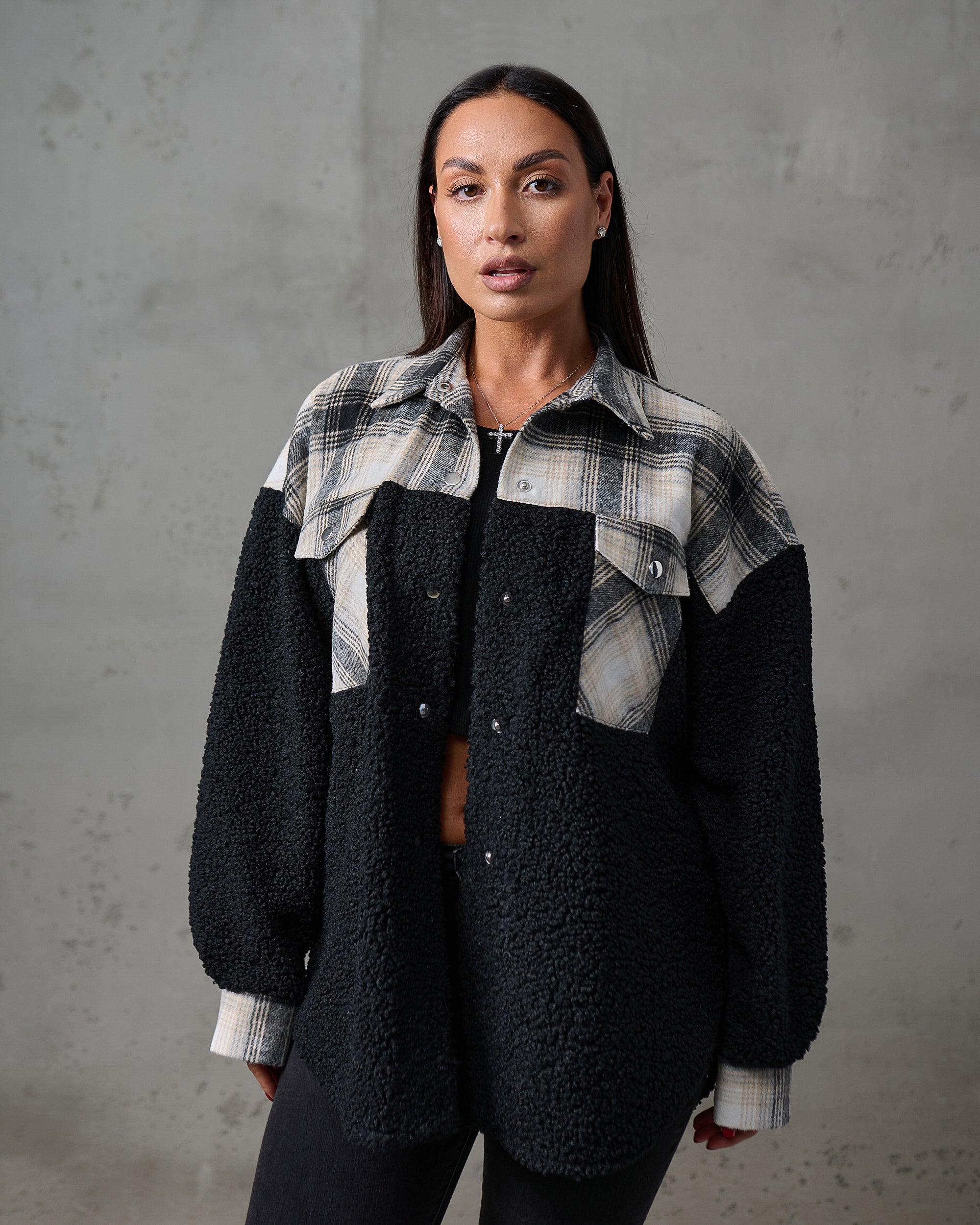 Kurtka koszulowa teddy w kratę – czarna