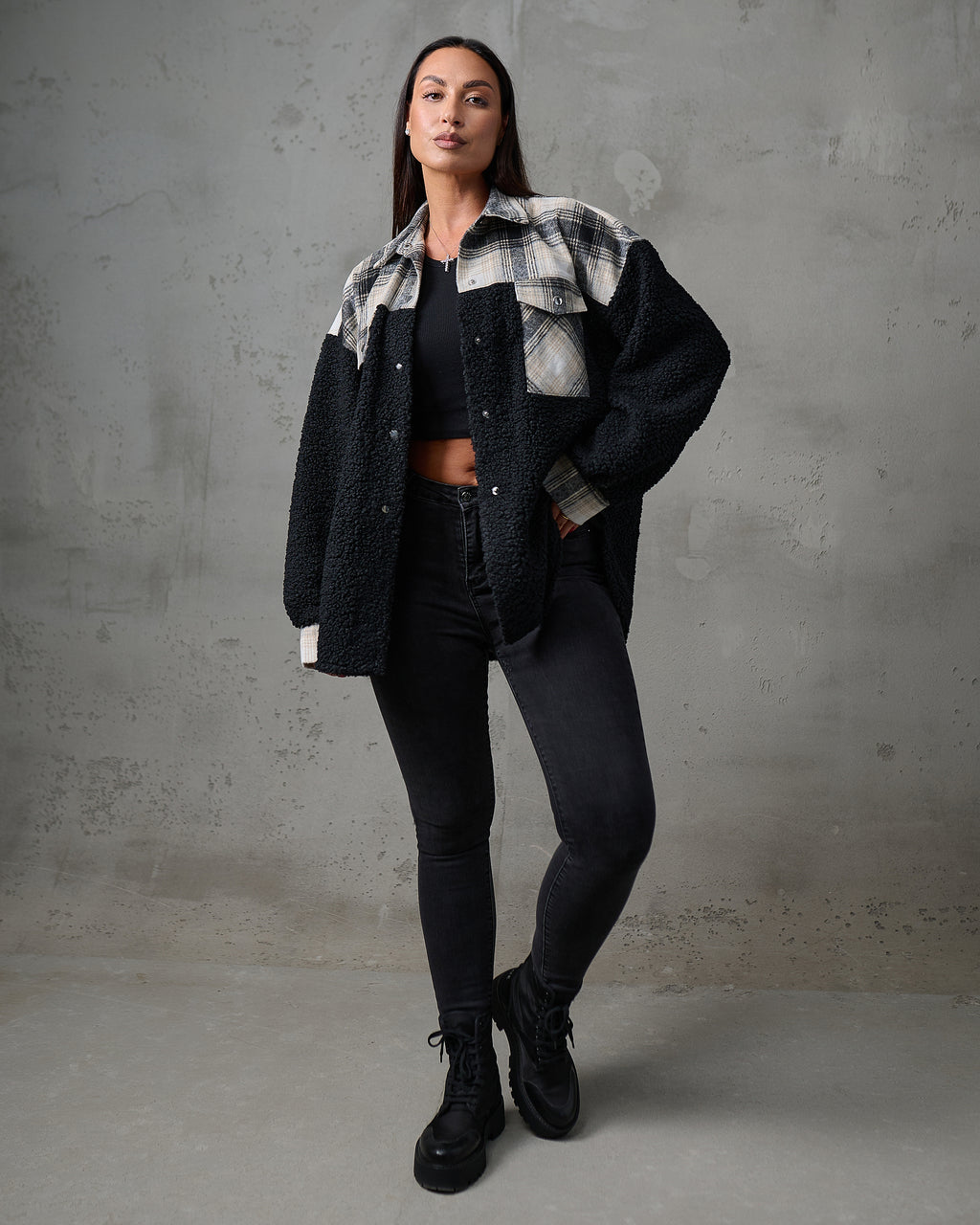 Kurtka koszulowa teddy w kratę – czarna