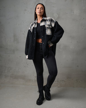 Kurtka koszulowa teddy w kratę – czarna