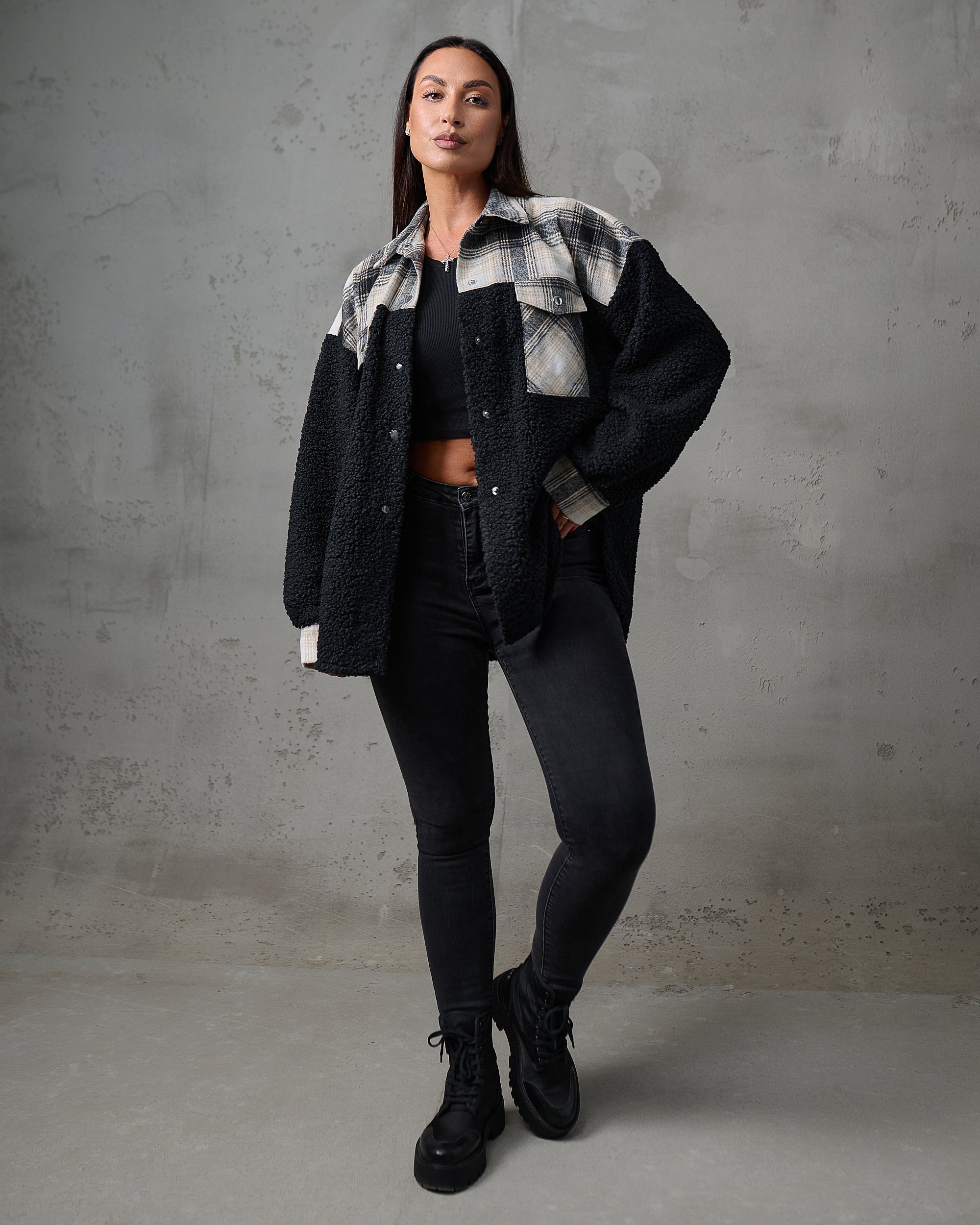 Kurtka koszulowa teddy w kratę – czarna