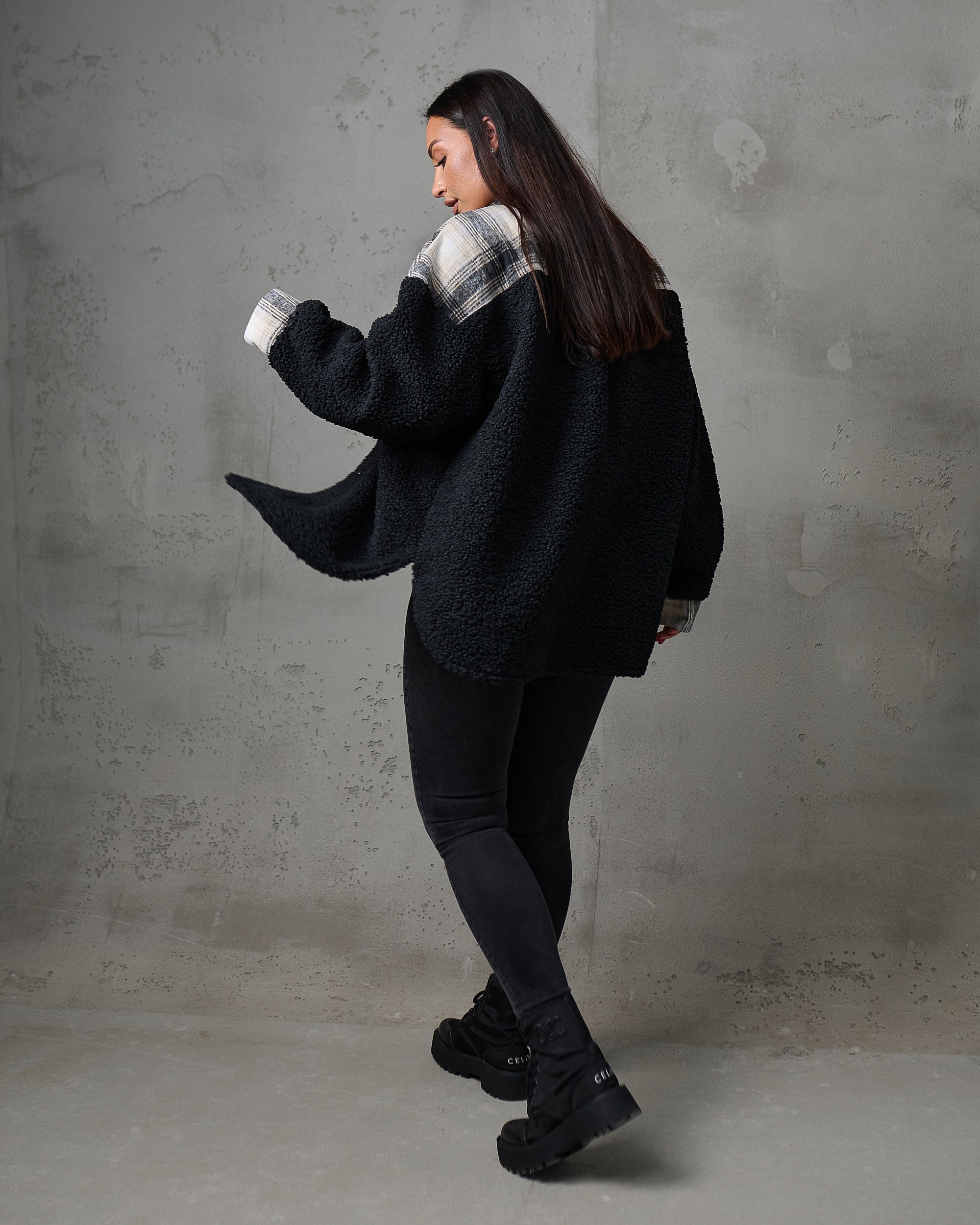 Kurtka koszulowa teddy w kratę – czarna