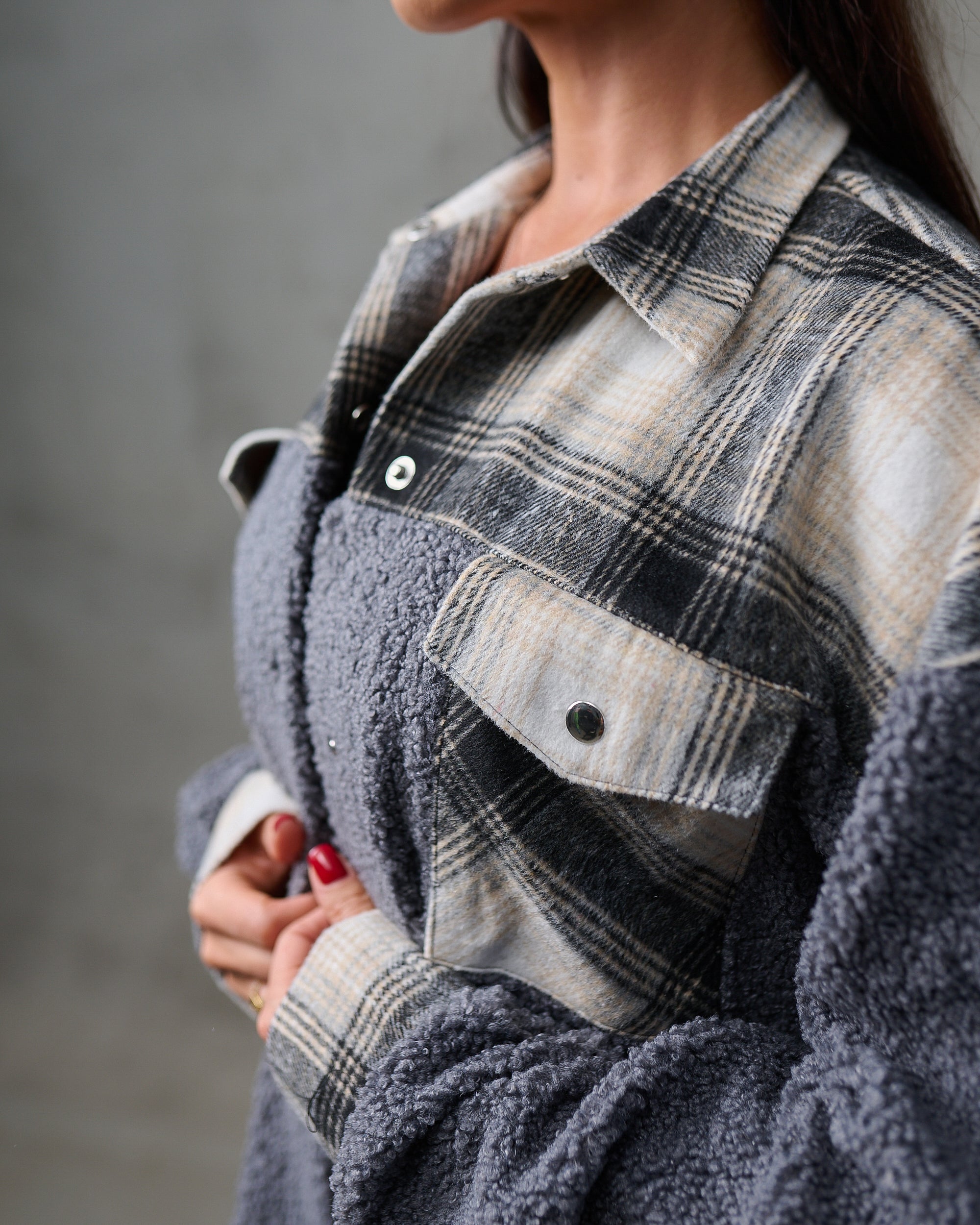 Kurtka koszulowa teddy w kratę – grafitowa