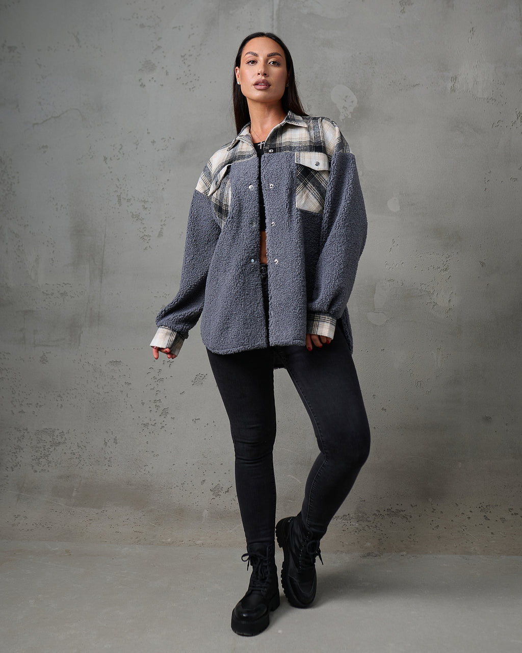 Kurtka koszulowa teddy w kratę – grafitowa