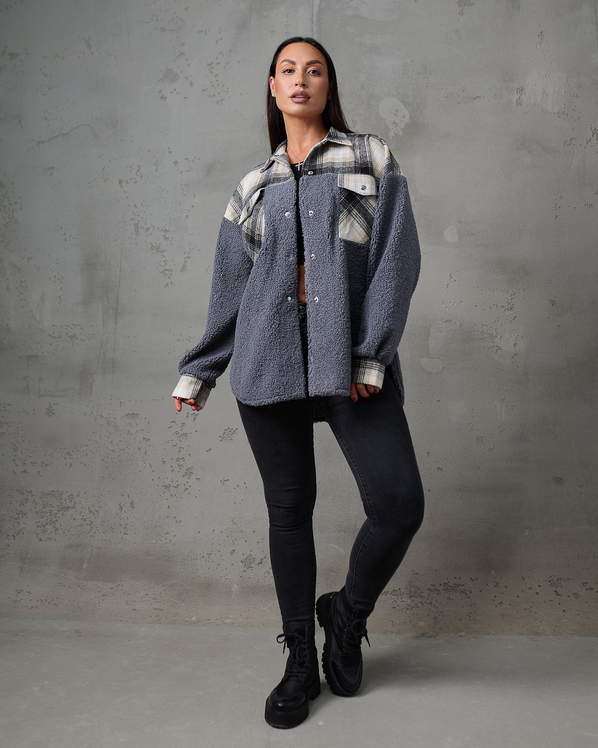 Kurtka koszulowa teddy w kratę – grafitowa