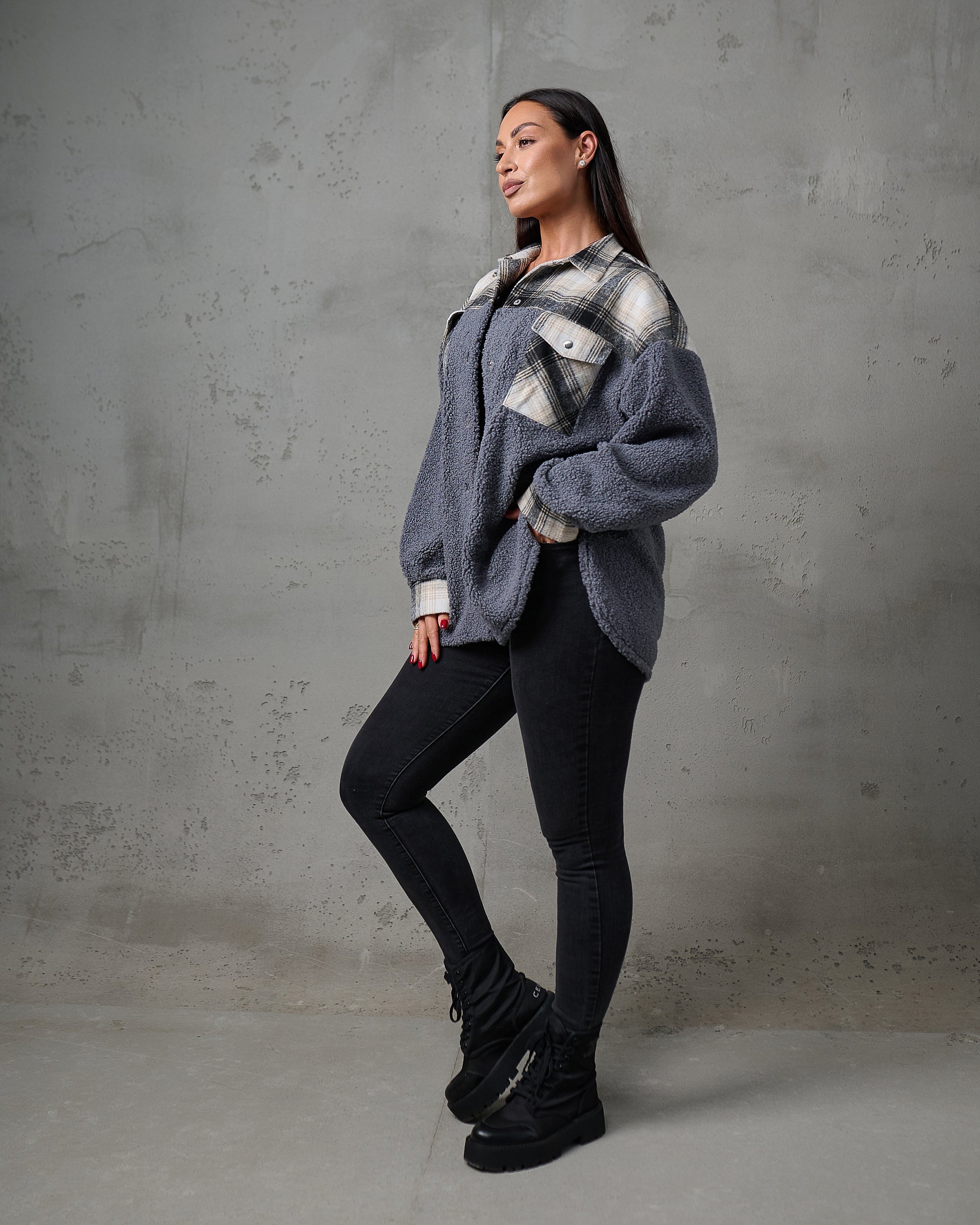 Kurtka koszulowa teddy w kratę – grafitowa