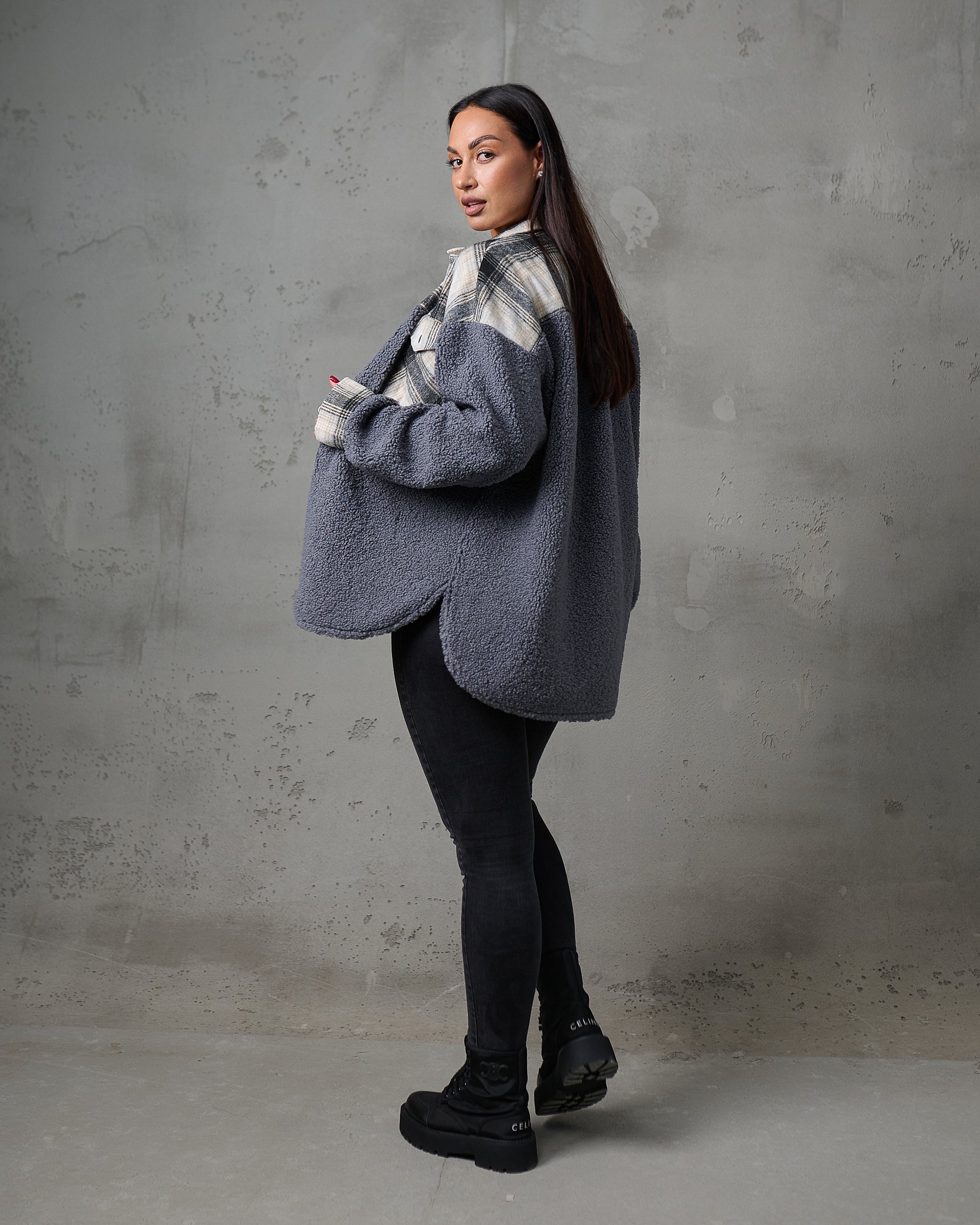 Kurtka koszulowa teddy w kratę – grafitowa