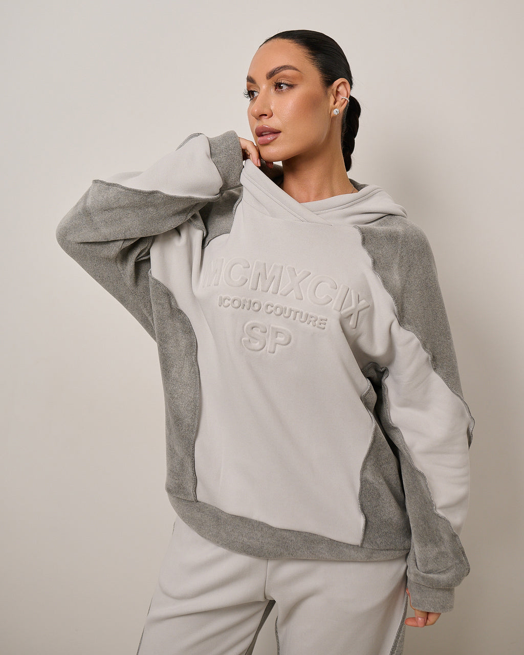 Dwukolorowy komplet dresowy z kapturem „MCMXCIX” – szary
