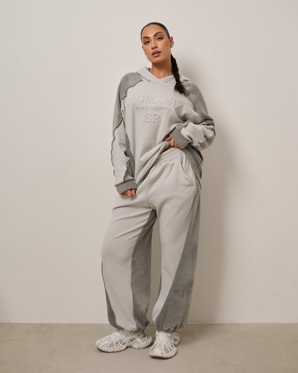 Dwukolorowy komplet dresowy z kapturem „MCMXCIX” – szary