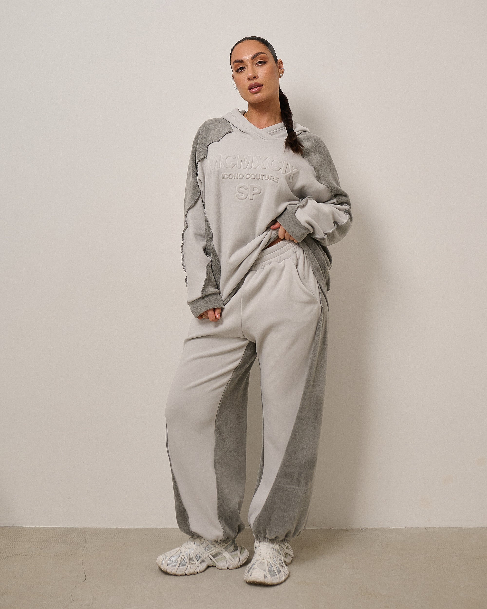 Dwukolorowy komplet dresowy z kapturem „MCMXCIX” – szary