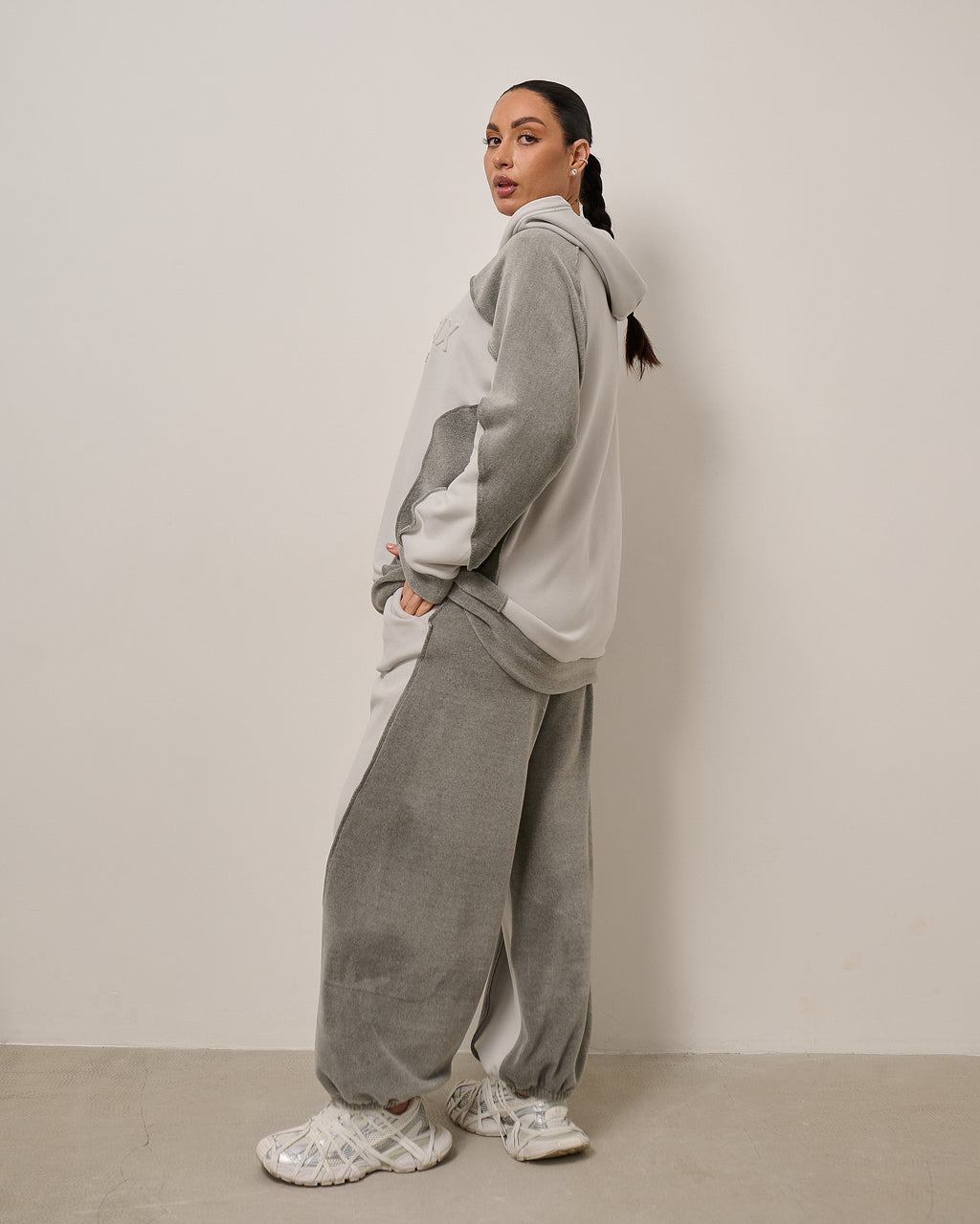 Dwukolorowy komplet dresowy z kapturem „MCMXCIX” – szary