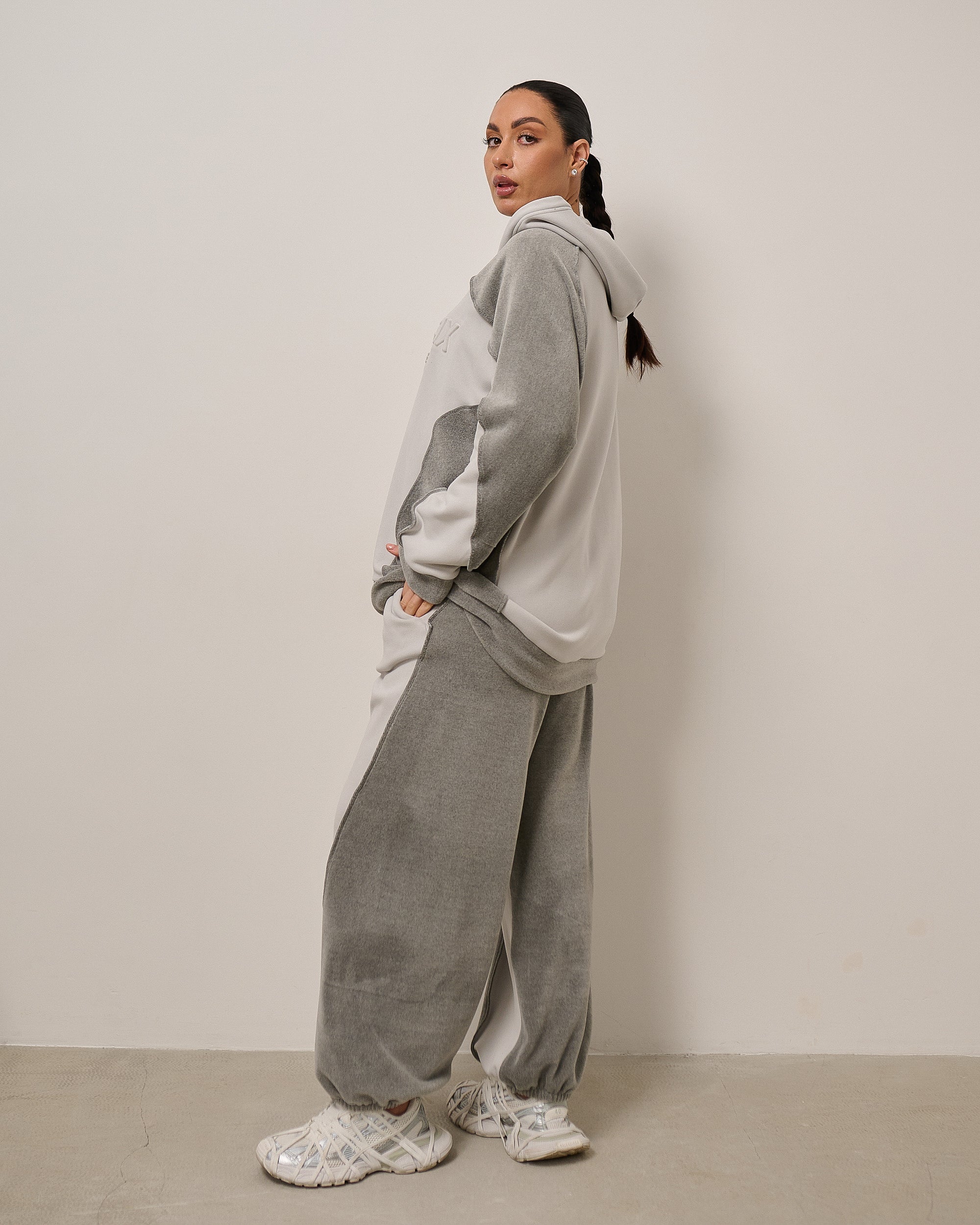 Dwukolorowy komplet dresowy z kapturem „MCMXCIX” – szary