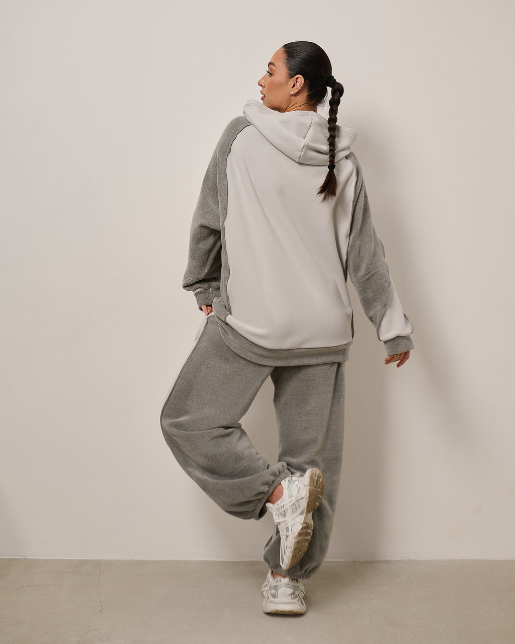 Dwukolorowy komplet dresowy z kapturem „MCMXCIX” – szary