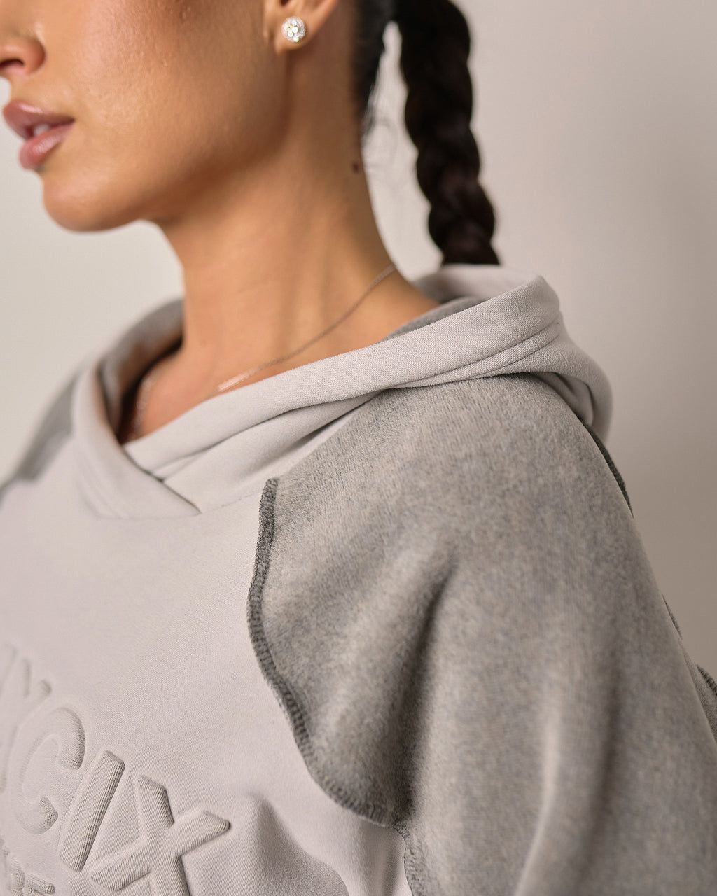 Dwukolorowy komplet dresowy z kapturem „MCMXCIX” – szary