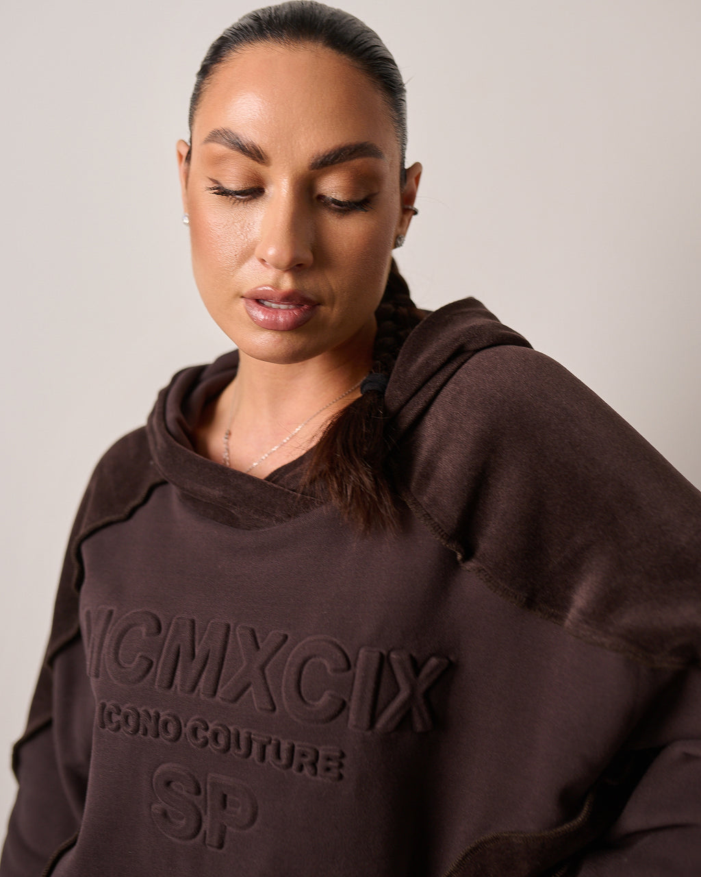 Komplet dresowy z kapturem „MCMXCIX” – czekoladowy brąz