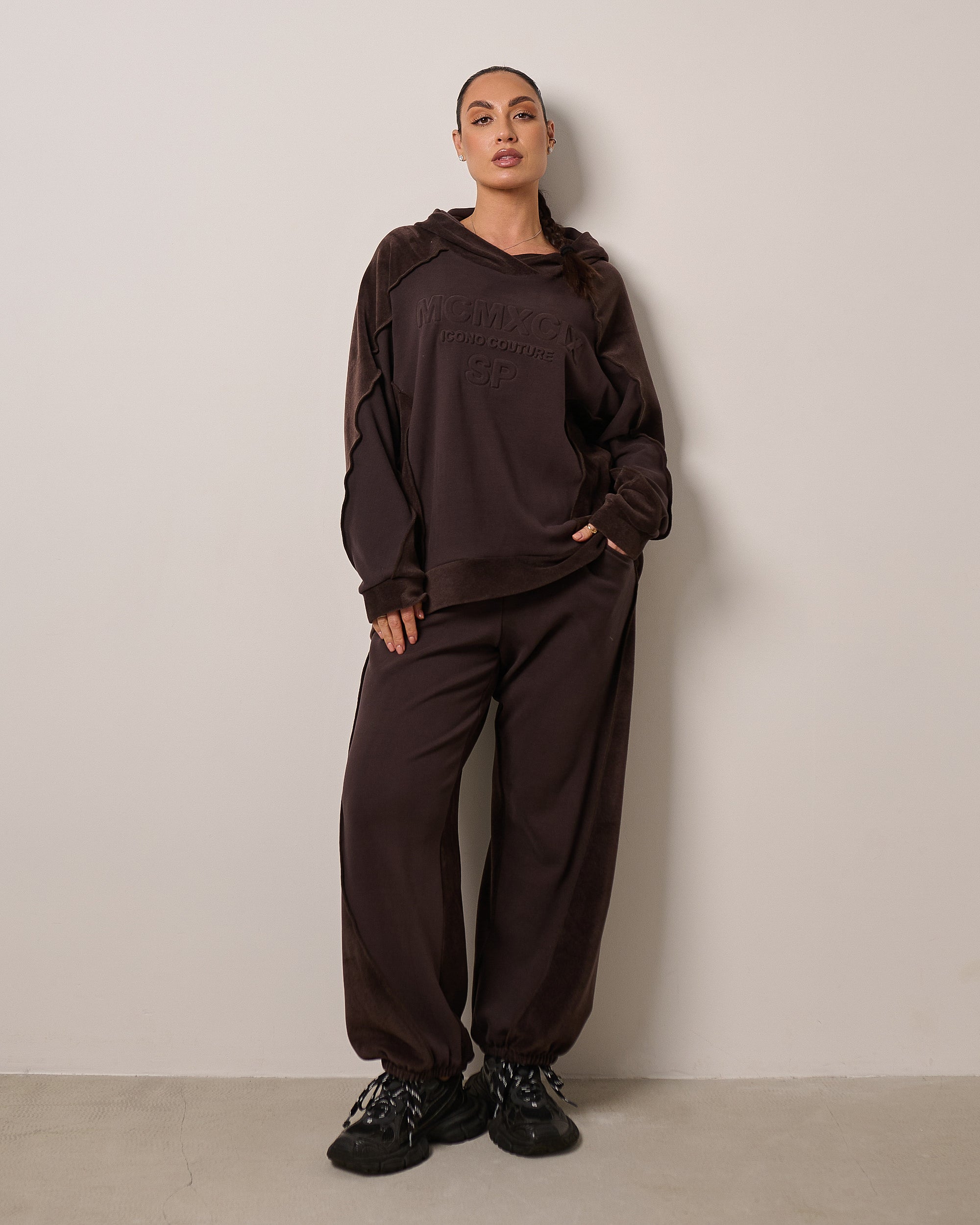 Komplet dresowy z kapturem „MCMXCIX” – czekoladowy brąz