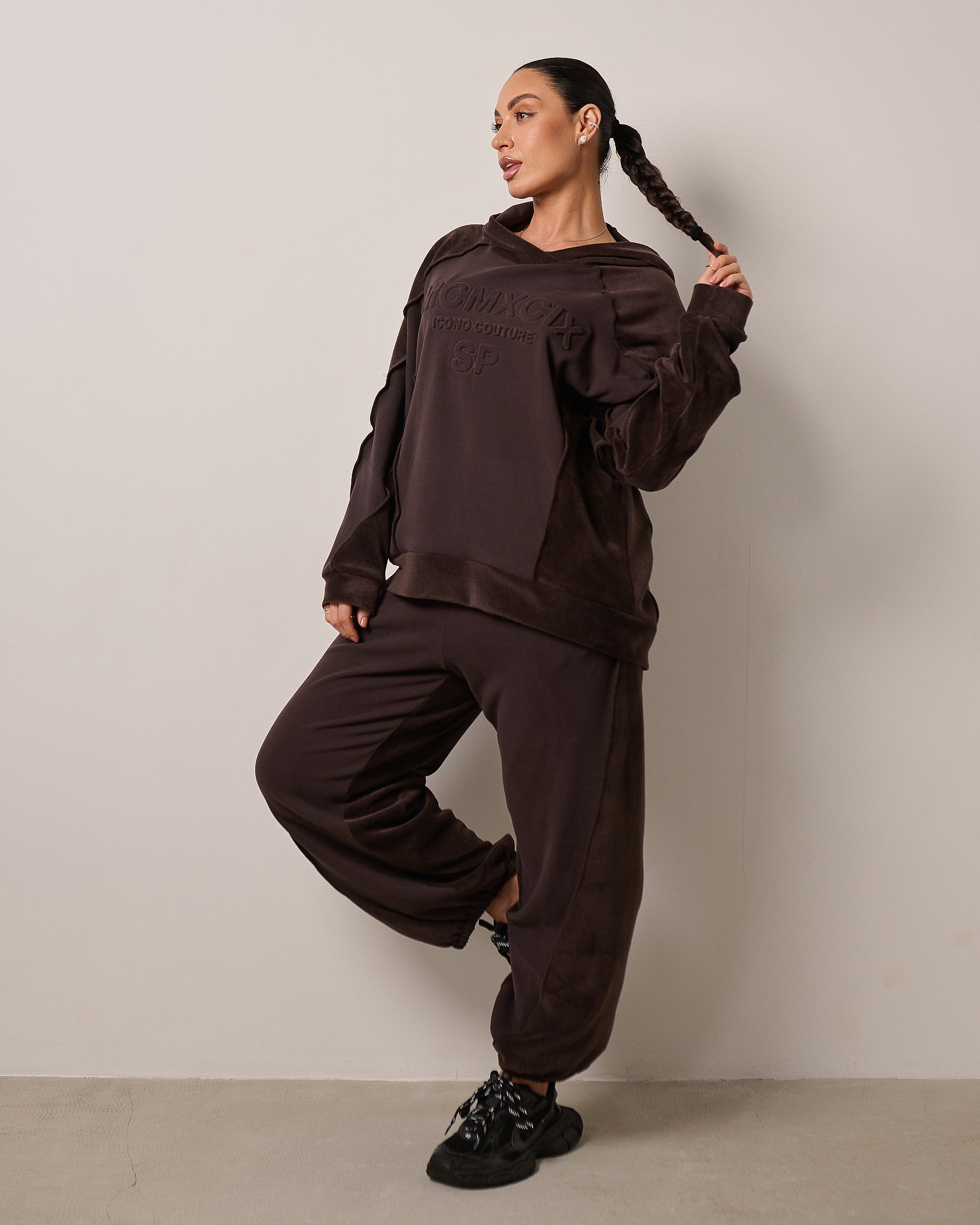 Komplet dresowy z kapturem „MCMXCIX” – czekoladowy brąz
