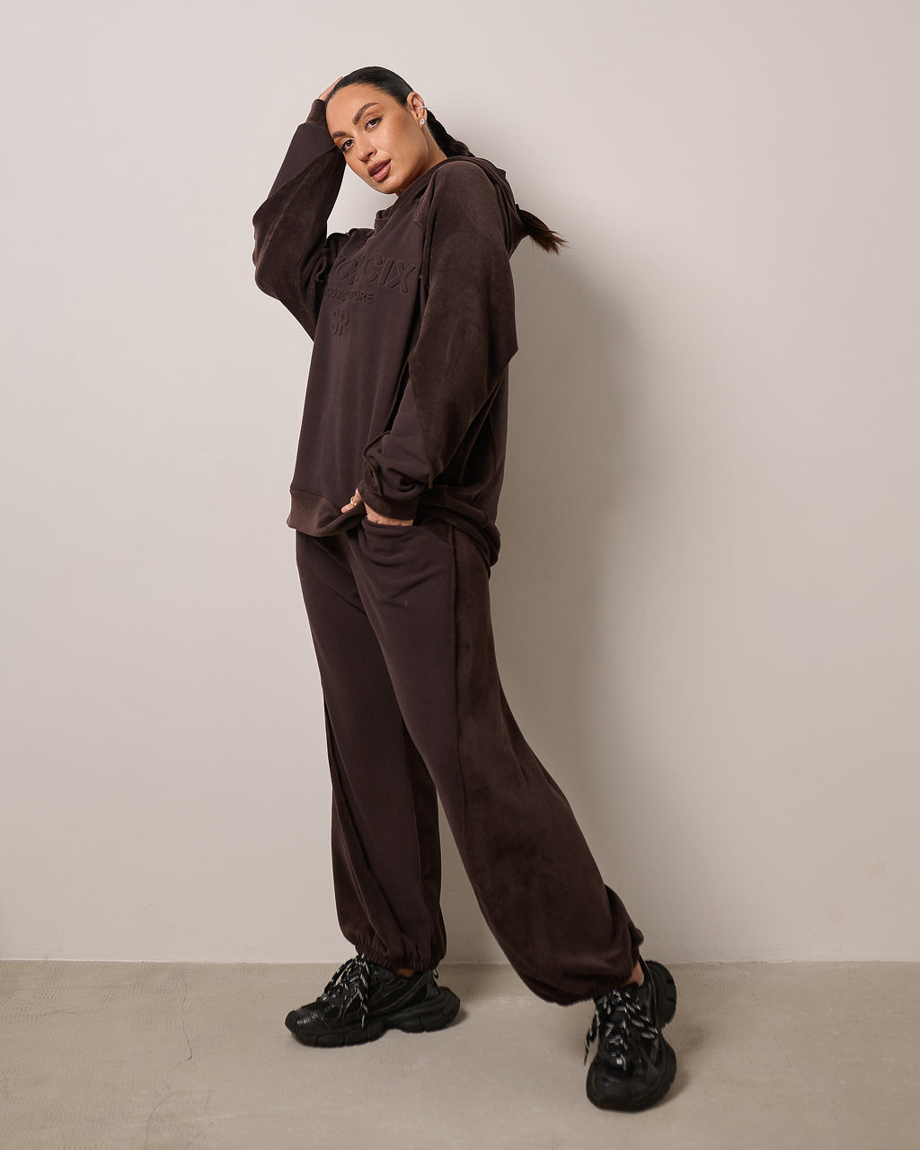 Komplet dresowy z kapturem „MCMXCIX” – czekoladowy brąz
