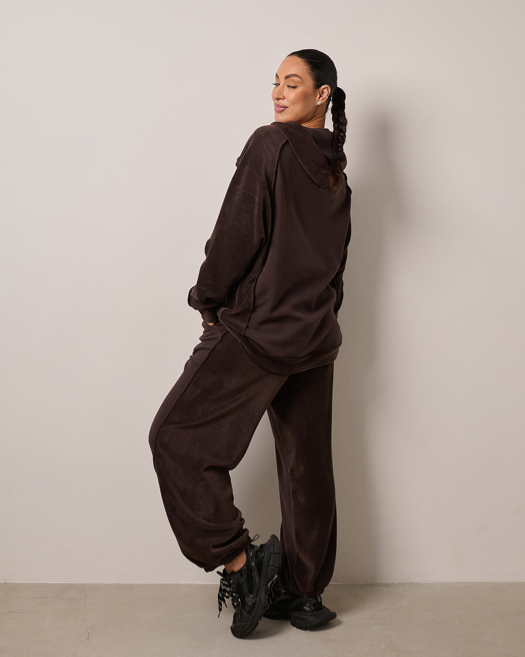 Komplet dresowy z kapturem „MCMXCIX” – czekoladowy brąz