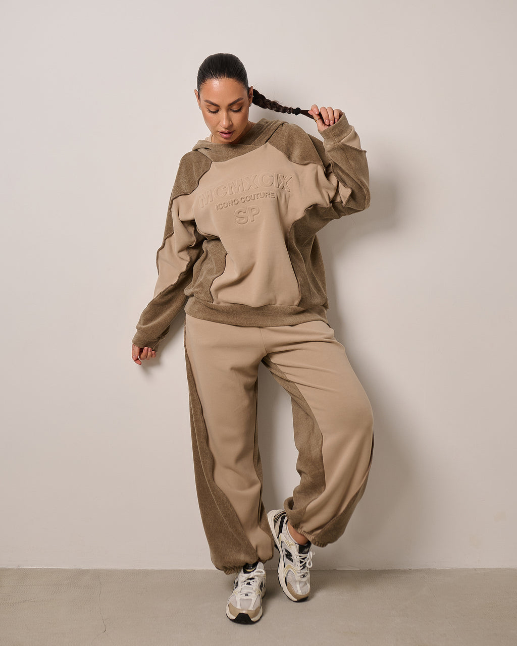 Dwukolorowy komplet dresowy z kapturem „MCMXCIX” – beż