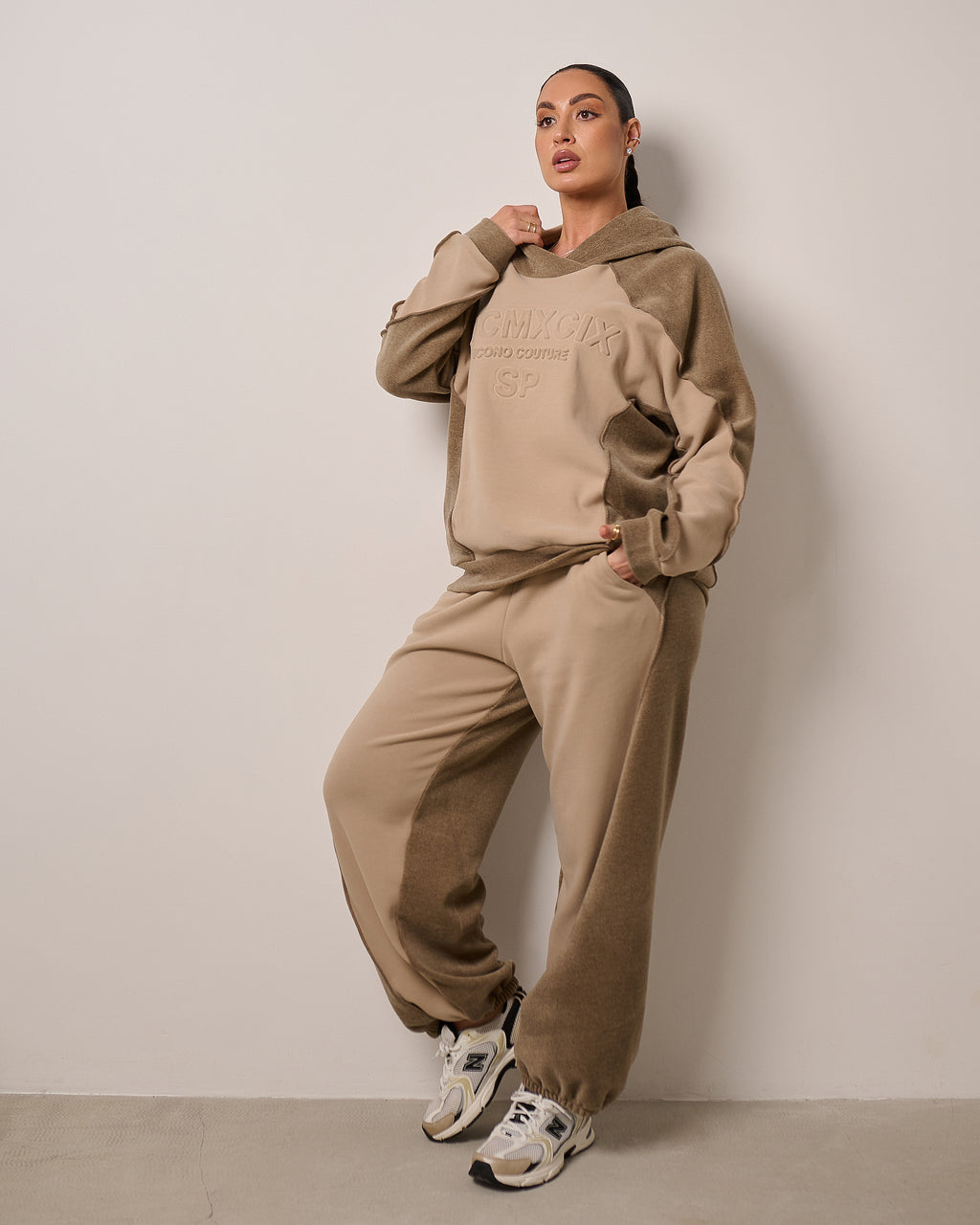 Dwukolorowy komplet dresowy z kapturem „MCMXCIX” – beż