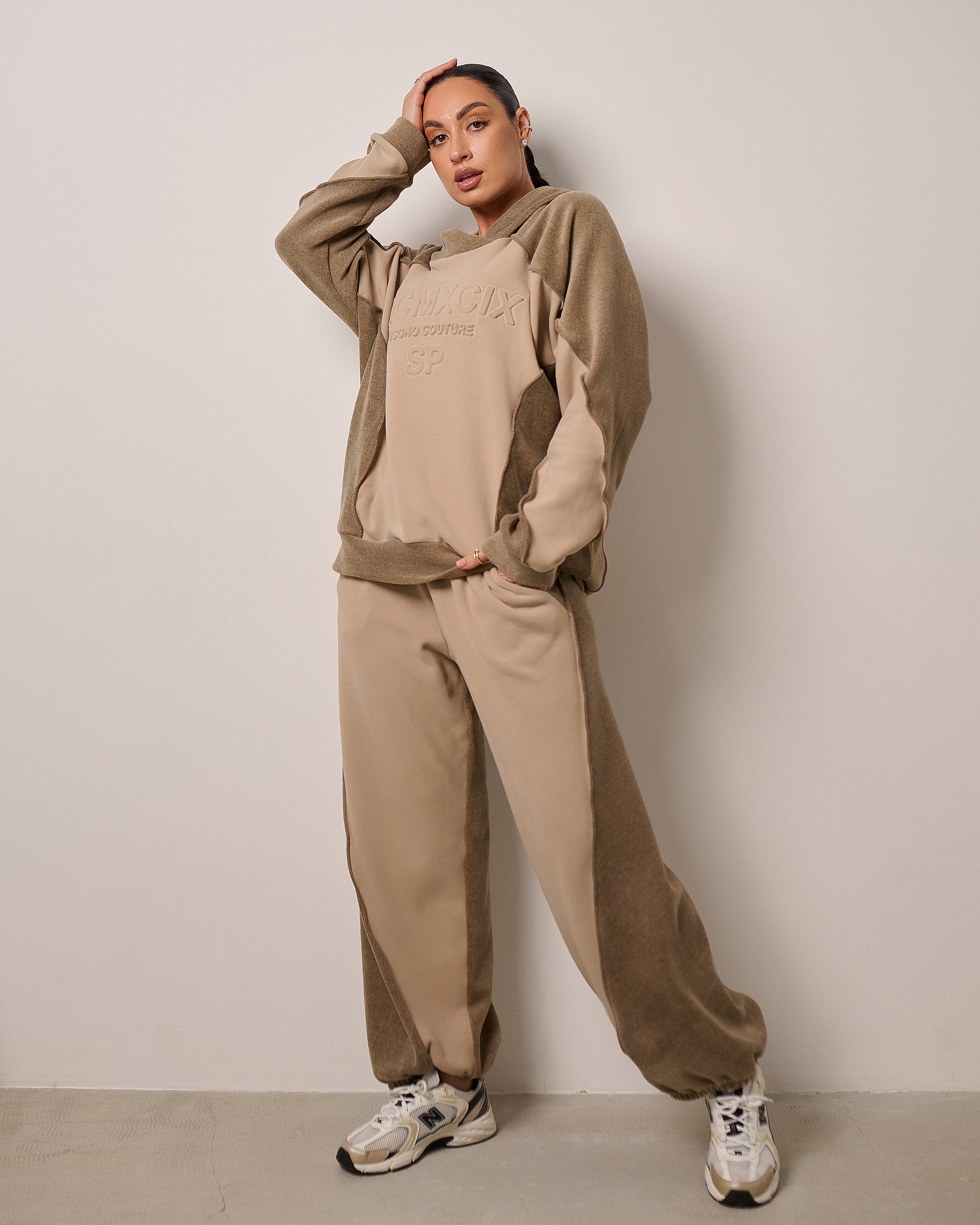 Dwukolorowy komplet dresowy z kapturem „MCMXCIX” – beż