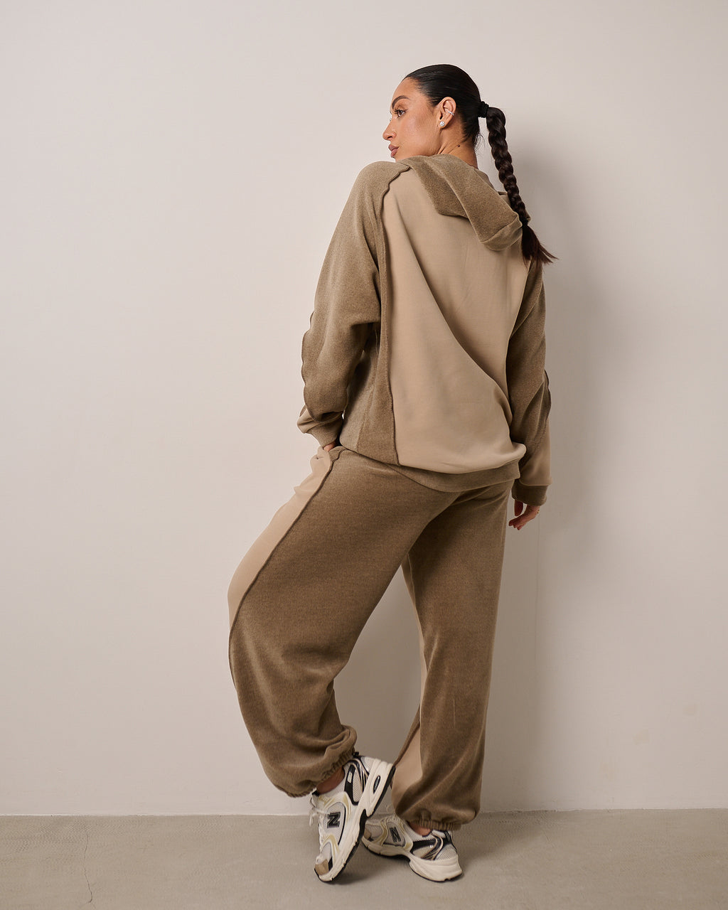 Dwukolorowy komplet dresowy z kapturem „MCMXCIX” – beż