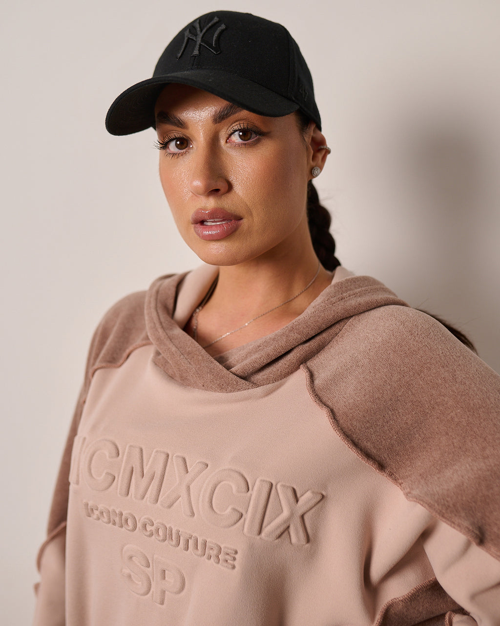 Dwukolorowy komplet dresowy z kapturem „MCMXCIX” – kakao