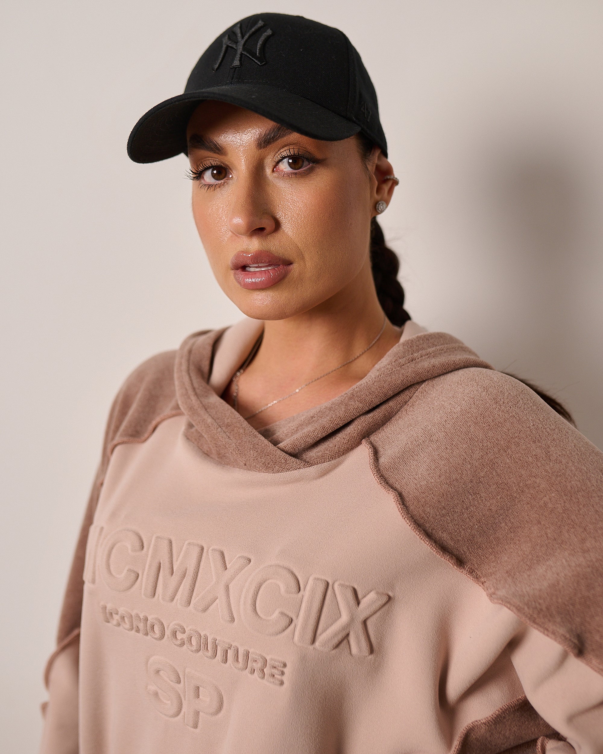 Dwukolorowy komplet dresowy z kapturem „MCMXCIX” – kakao