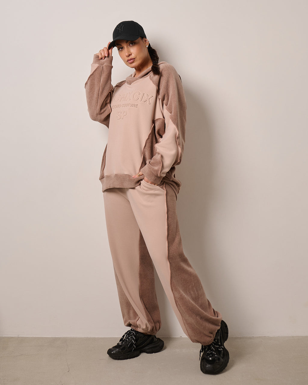 Dwukolorowy komplet dresowy z kapturem „MCMXCIX” – kakao