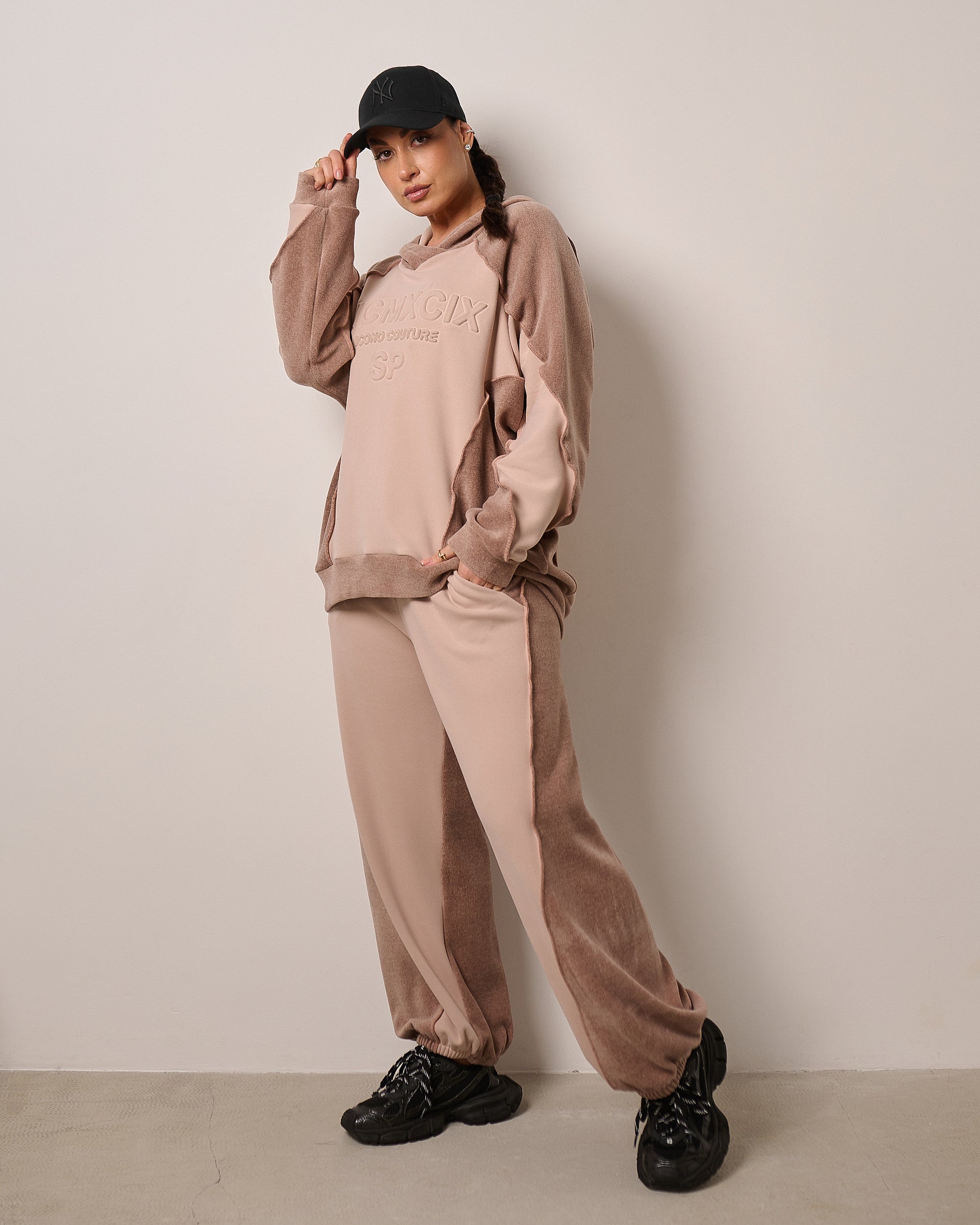 Dwukolorowy komplet dresowy z kapturem „MCMXCIX” – kakao